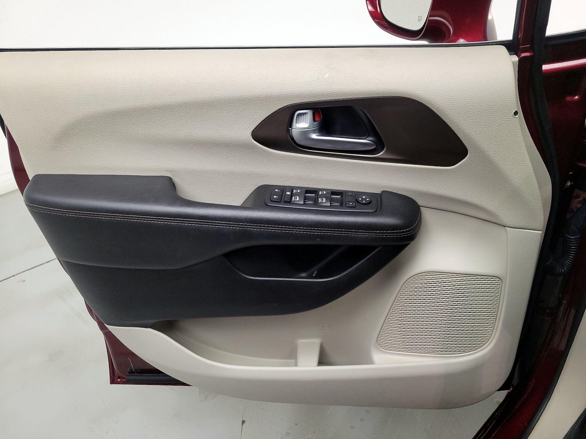 Thumbnail: 2017 Chrysler Pacifica - 12