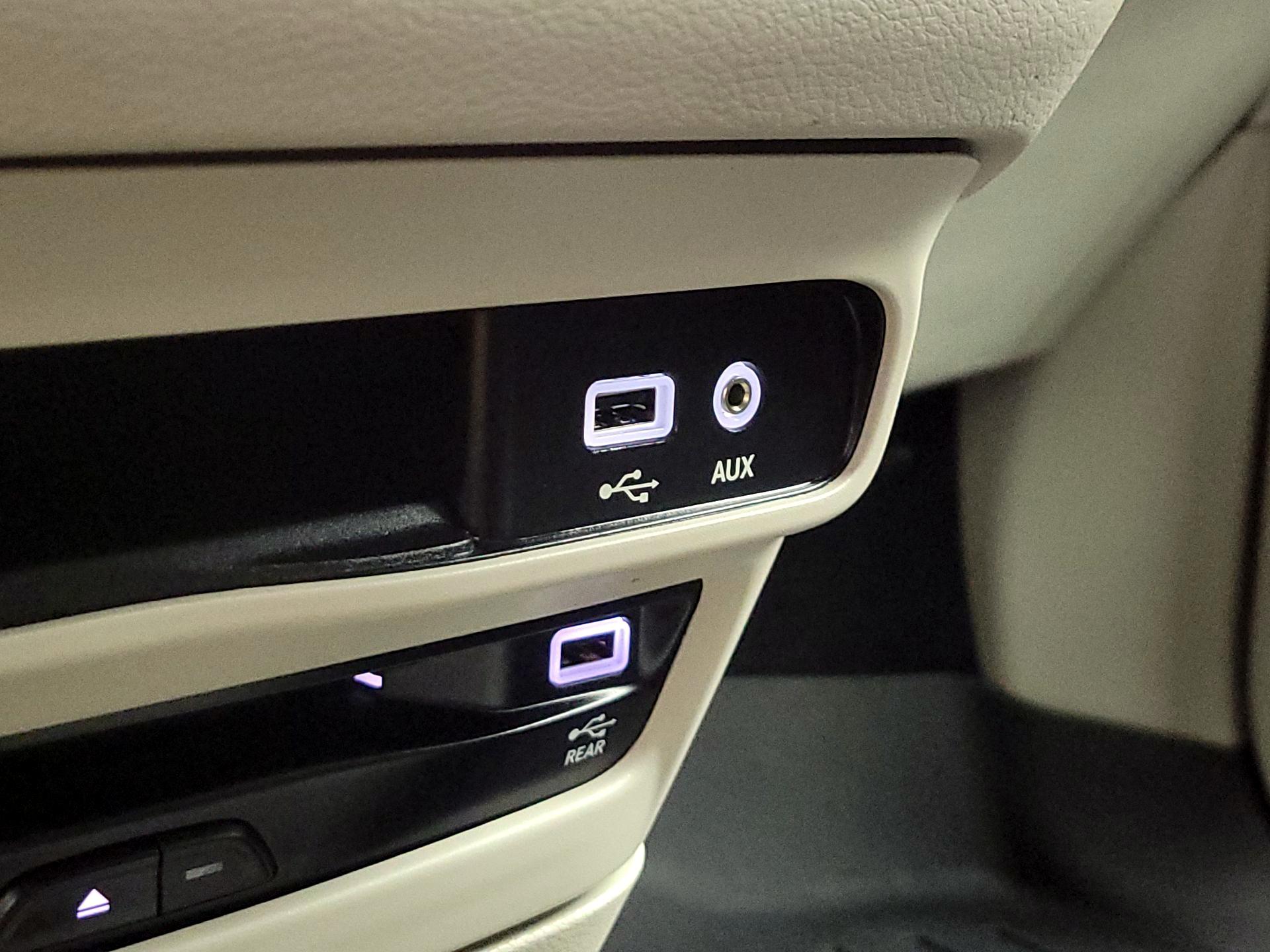 Thumbnail: 2017 Chrysler Pacifica - 18