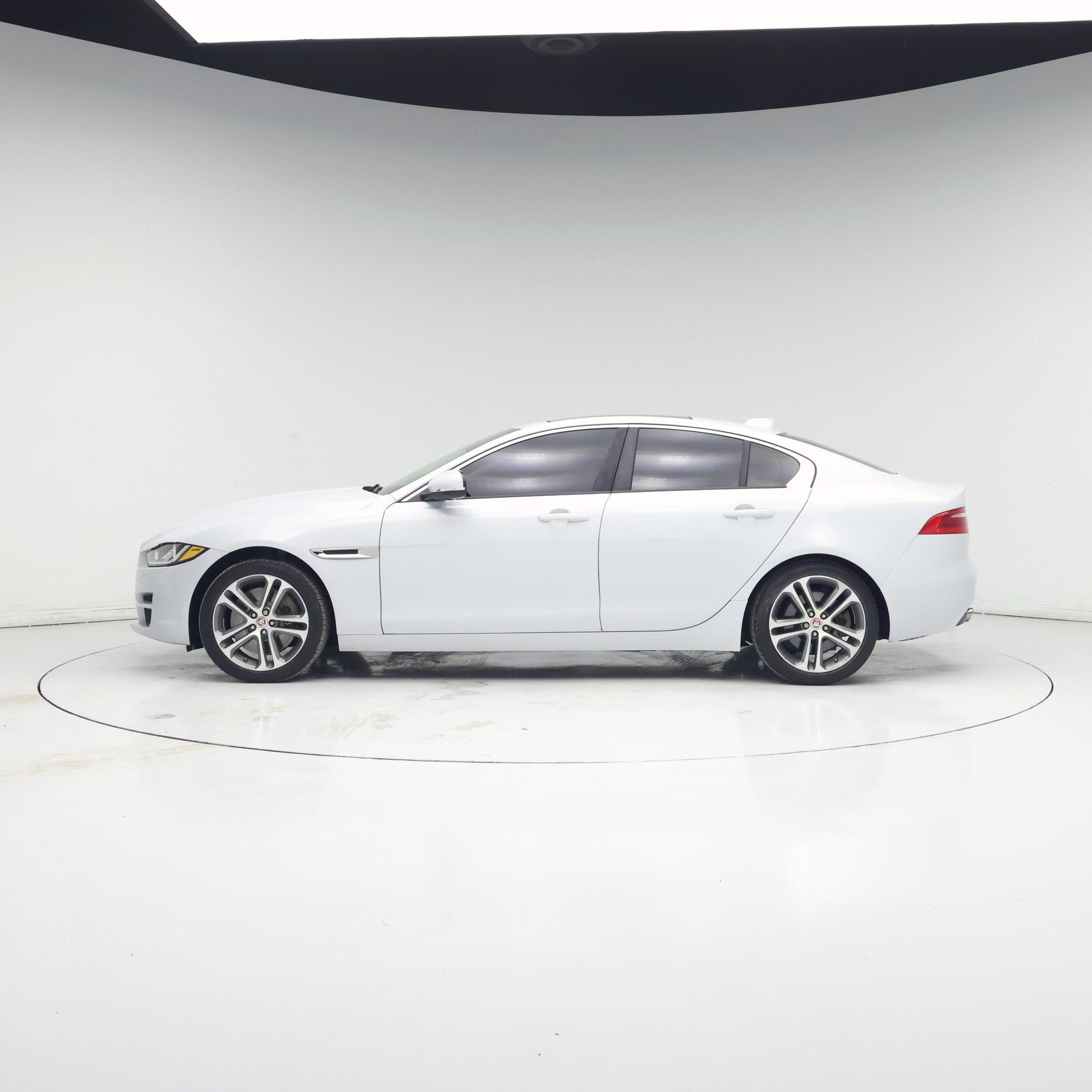 Thumbnail: 2017 Jaguar XE - 3