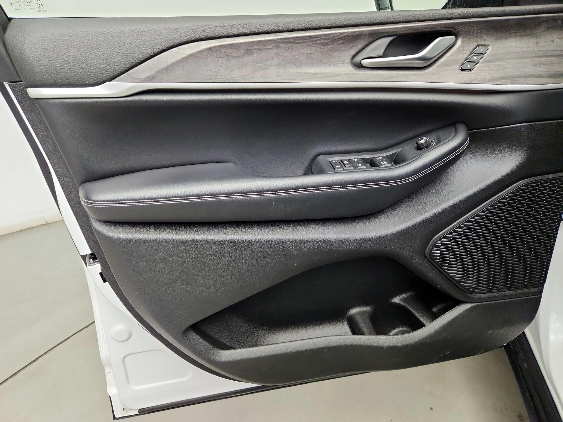 Thumbnail: 2023 Jeep Grand Cherokee - 12