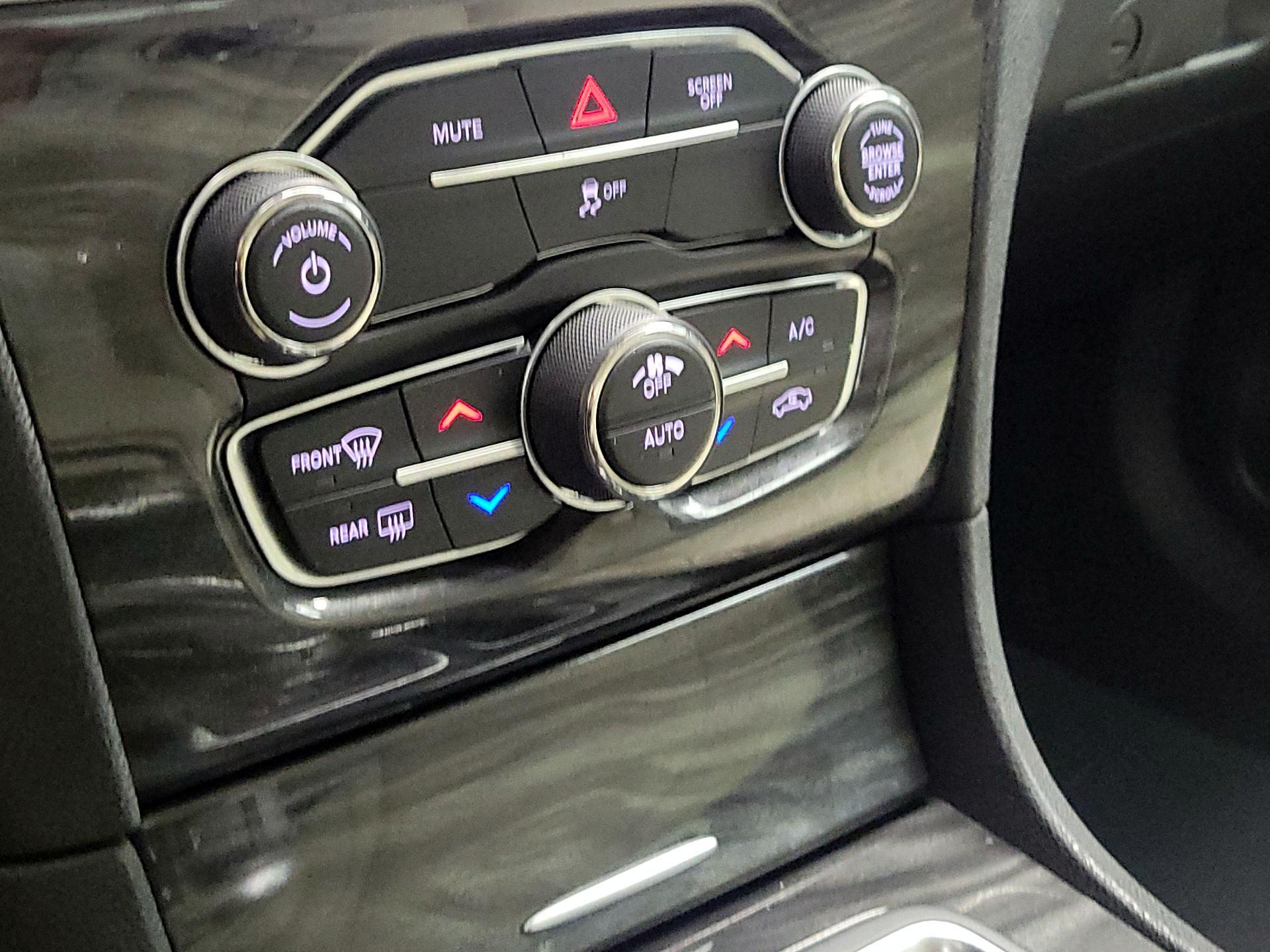 Thumbnail: 2020 Chrysler 300 - 17