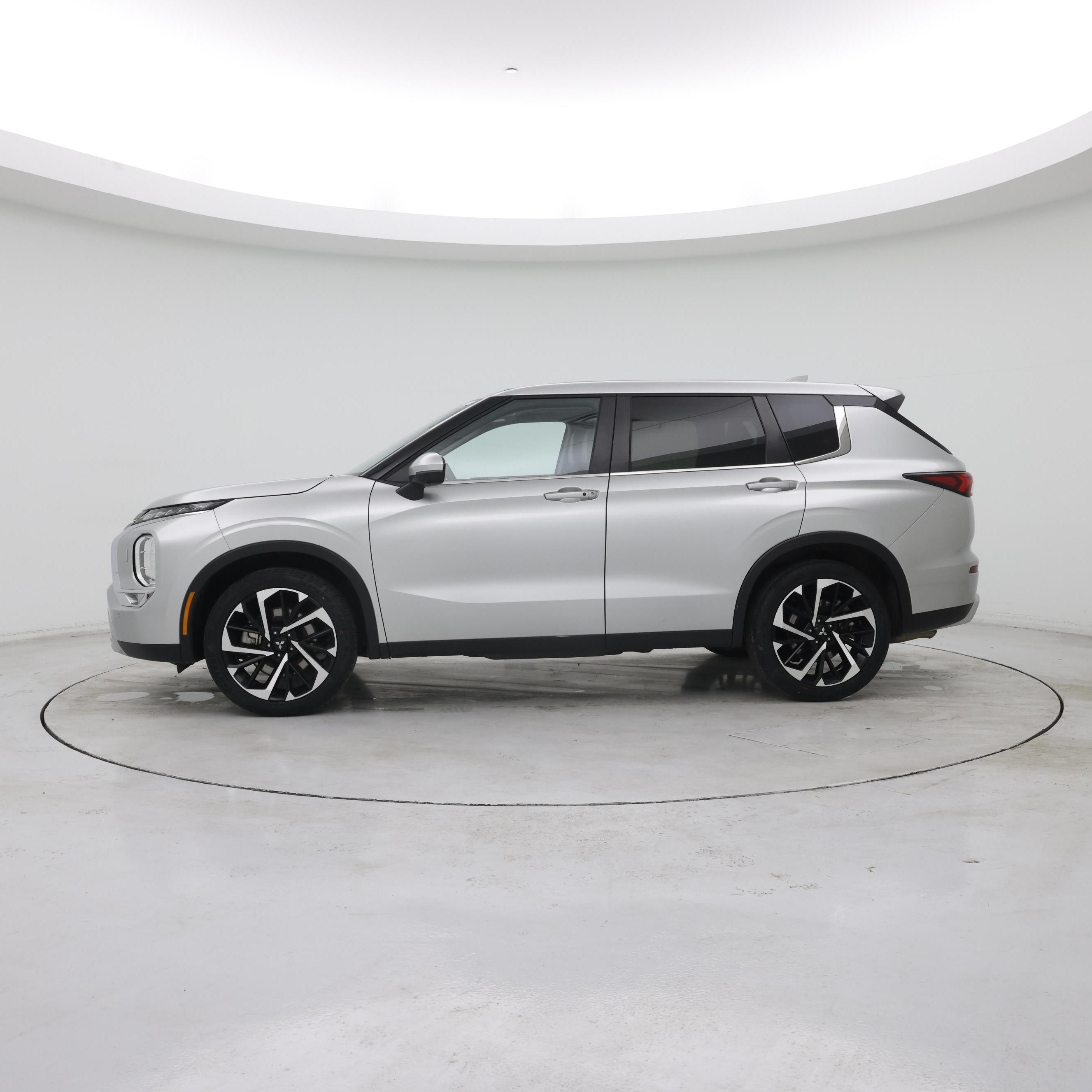 Thumbnail: 2024 Mitsubishi Outlander - 3
