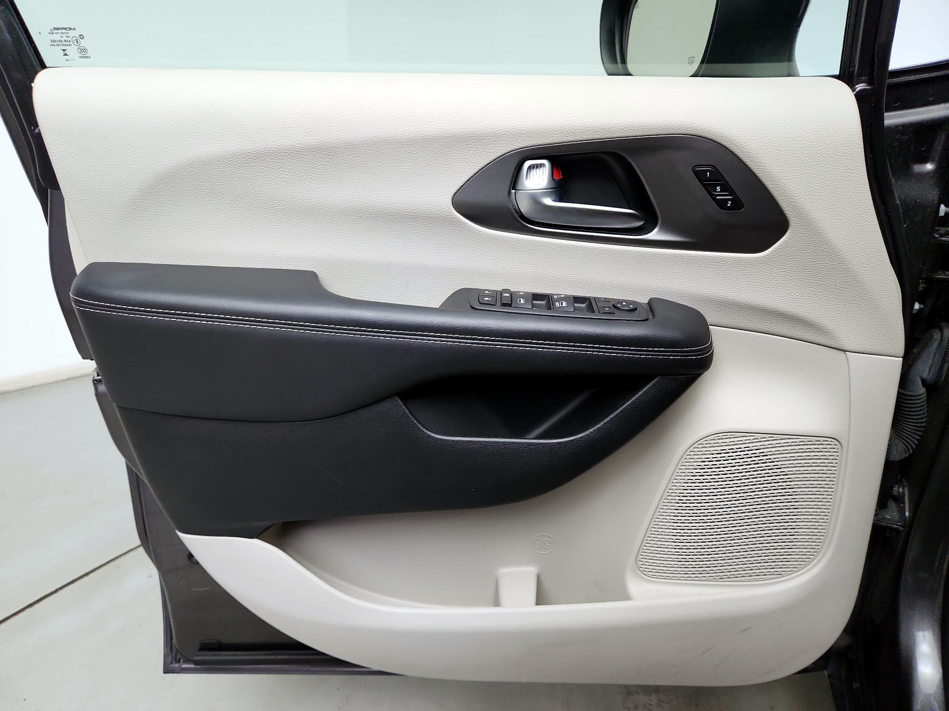 Thumbnail: 2023 Chrysler Pacifica - 12