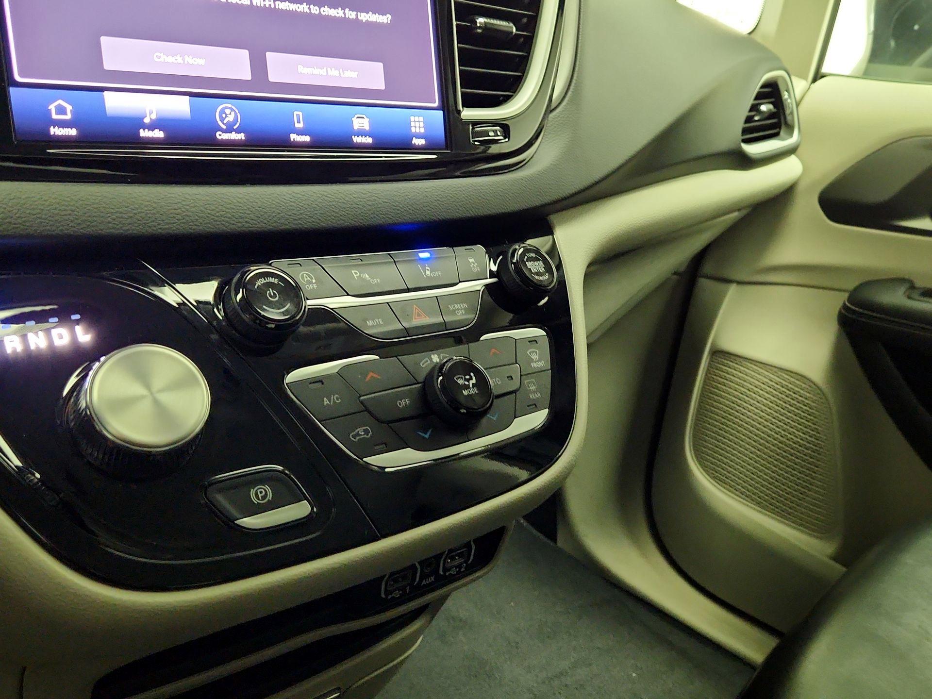 Thumbnail: 2023 Chrysler Pacifica - 16