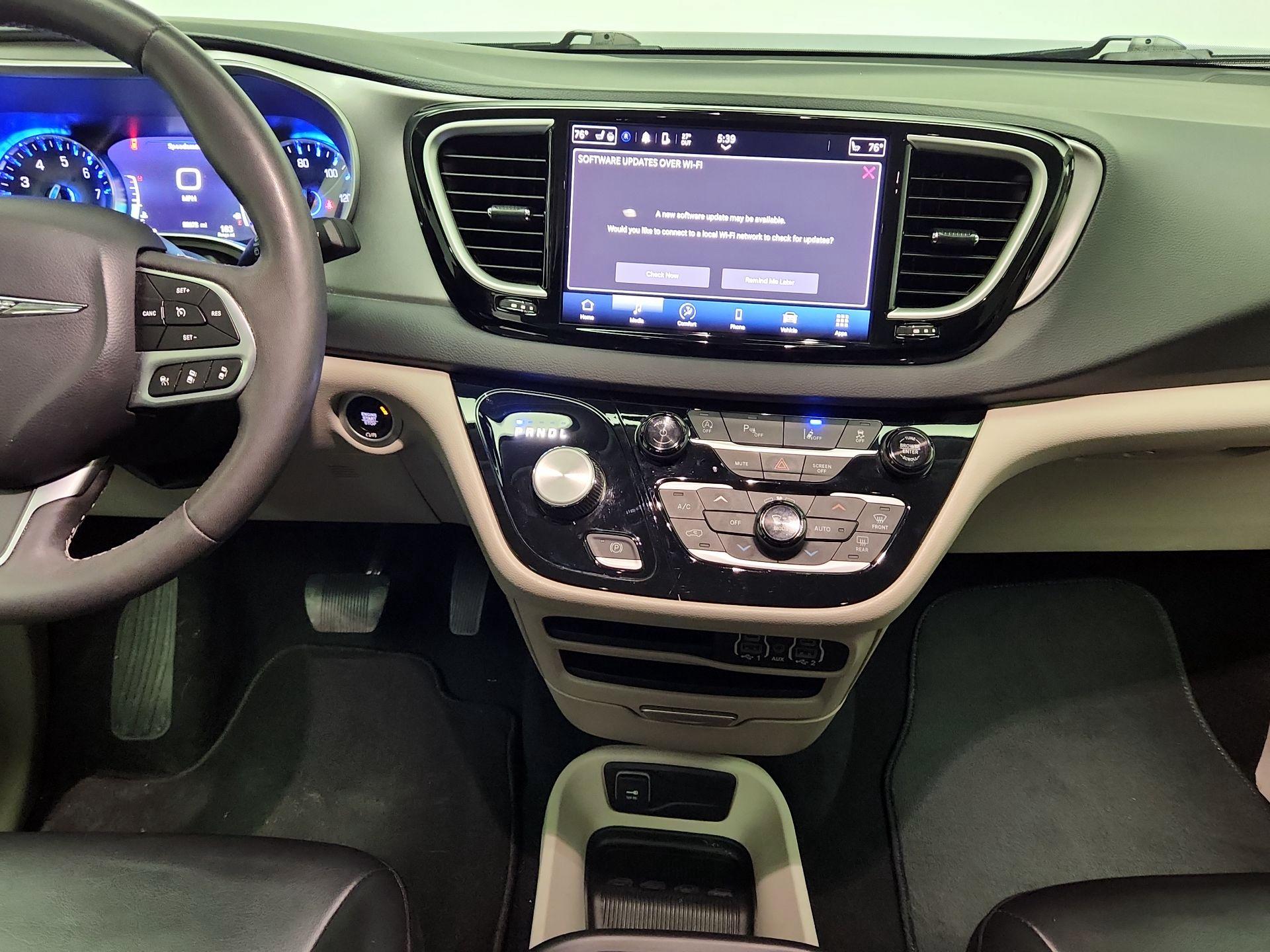 Thumbnail: 2023 Chrysler Pacifica - 17