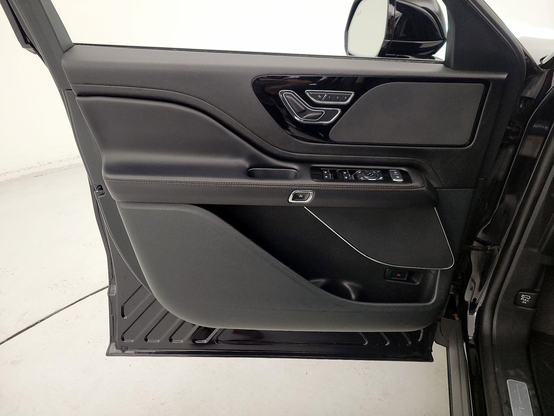 Thumbnail: 2023 Lincoln Aviator - 12