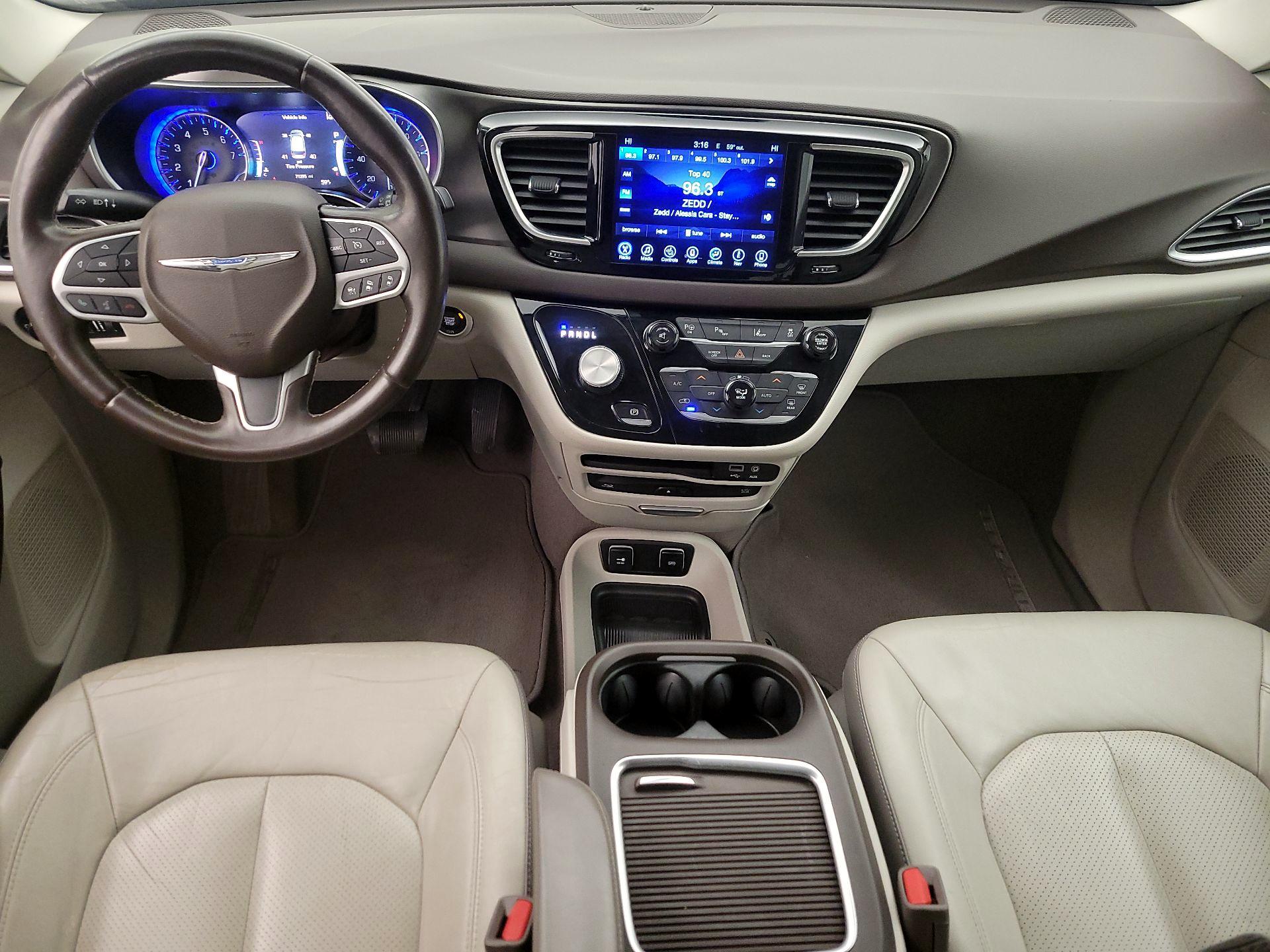 Thumbnail: 2017 Chrysler Pacifica - 9