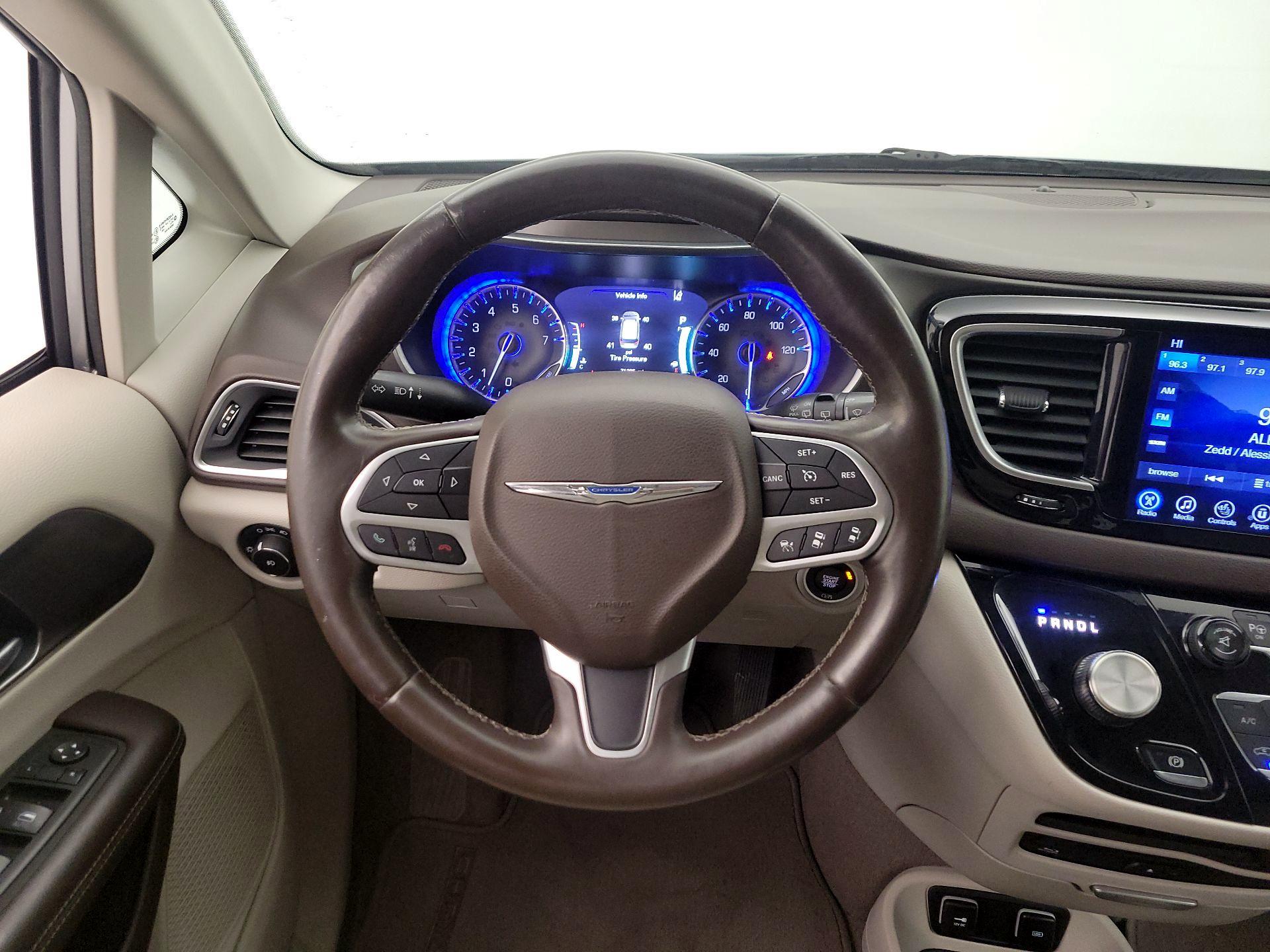 Thumbnail: 2017 Chrysler Pacifica - 10