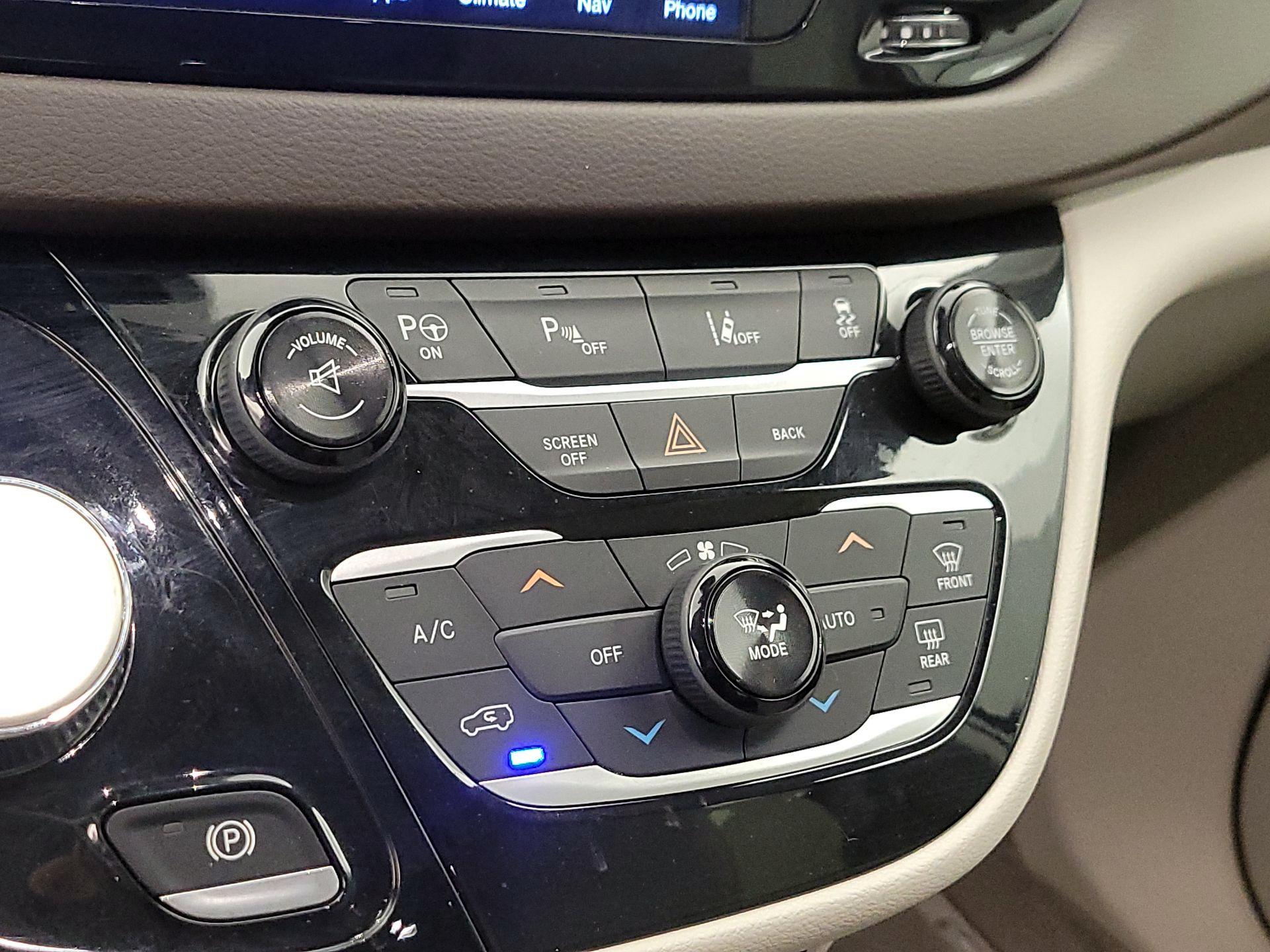 Thumbnail: 2017 Chrysler Pacifica - 16