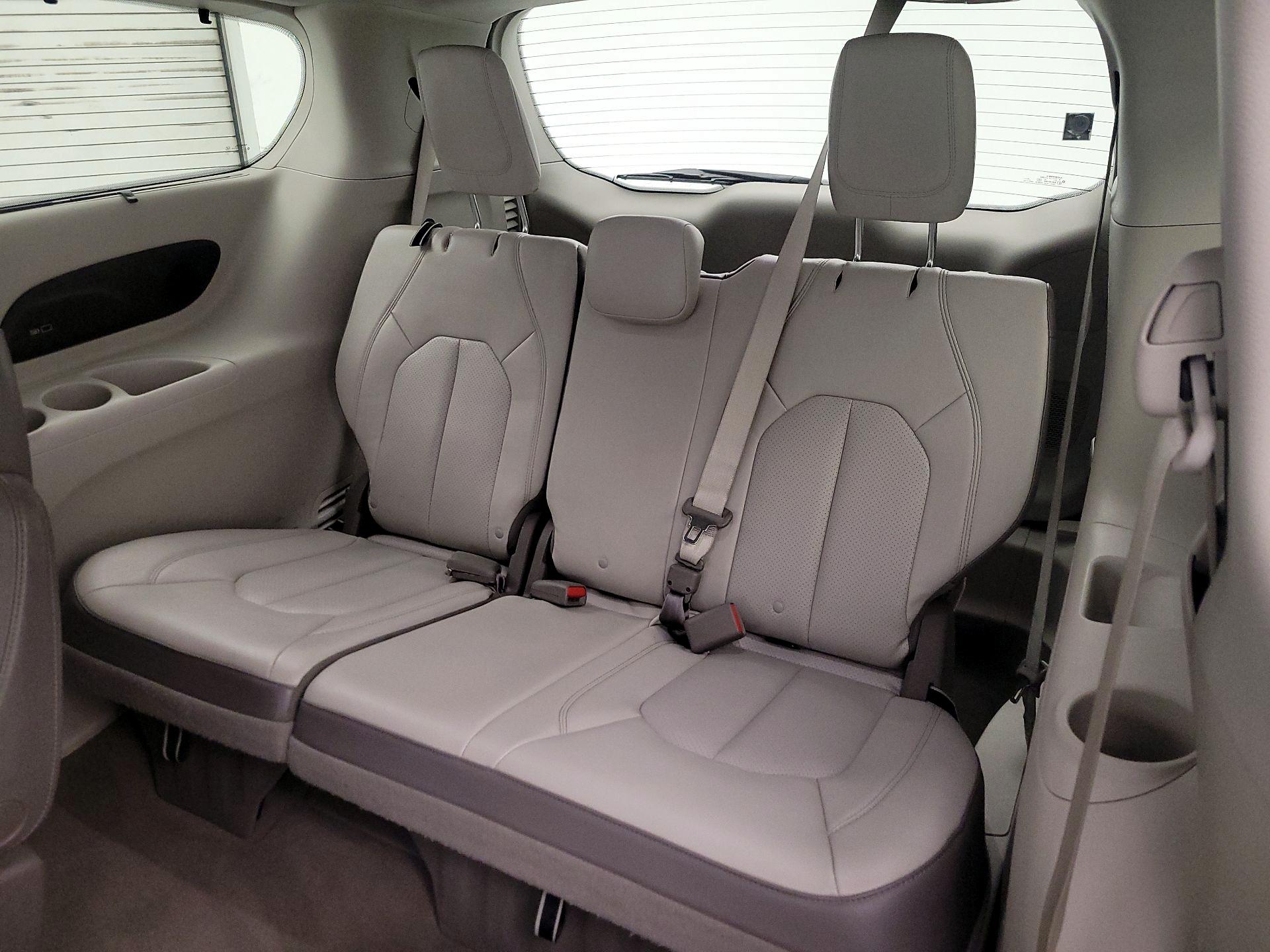 Thumbnail: 2017 Chrysler Pacifica - 20