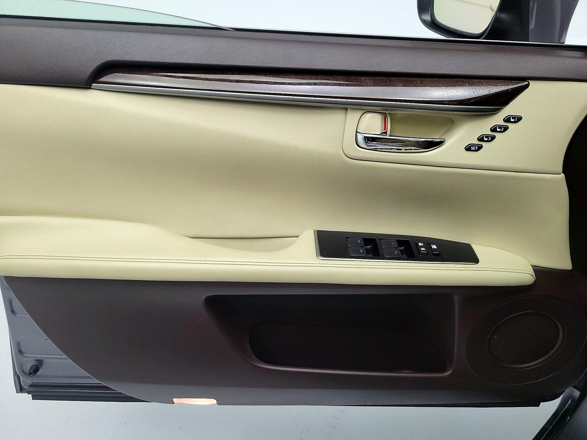 Thumbnail: 2016 Lexus ES - 12