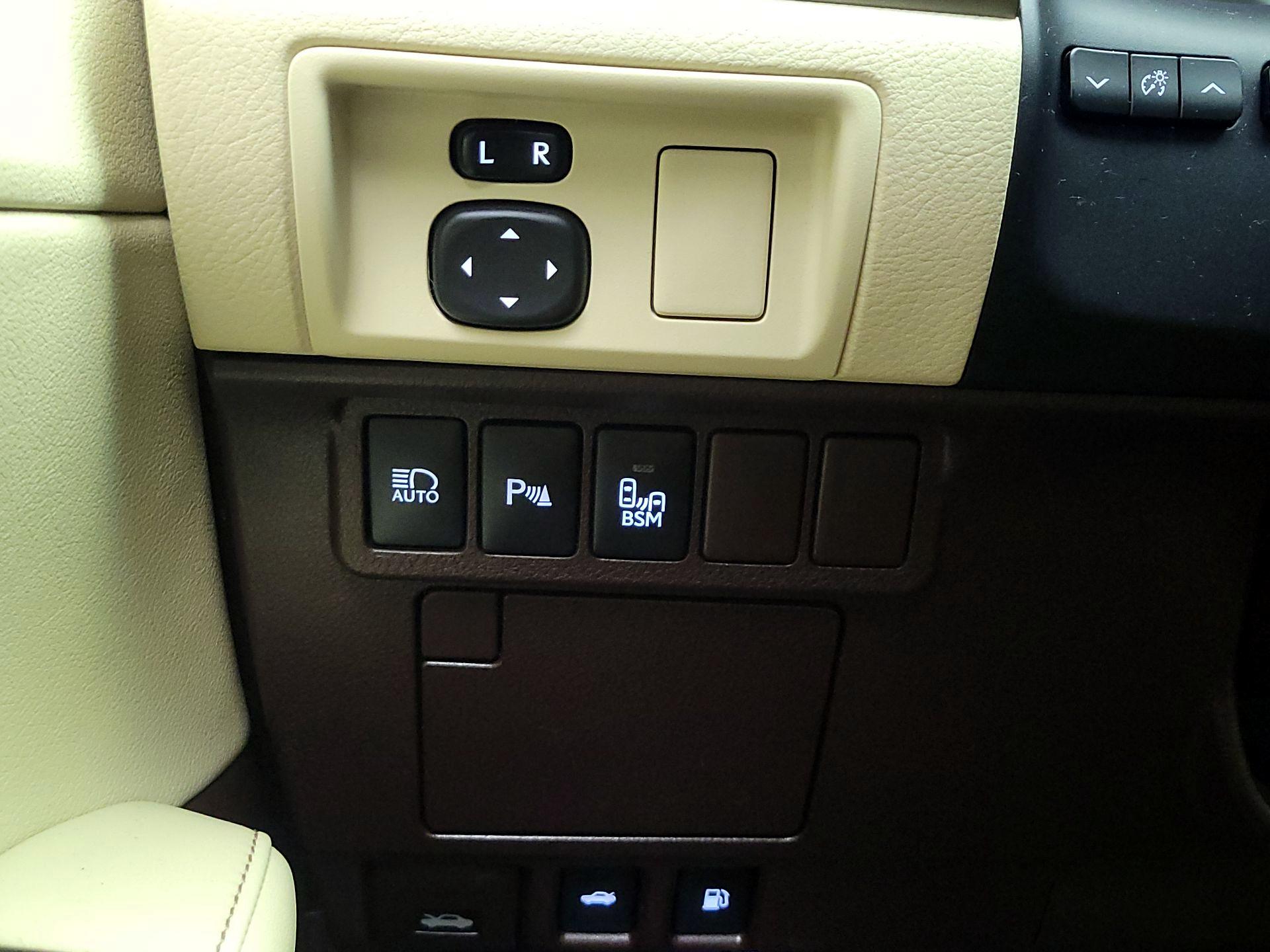 Thumbnail: 2016 Lexus ES - 13