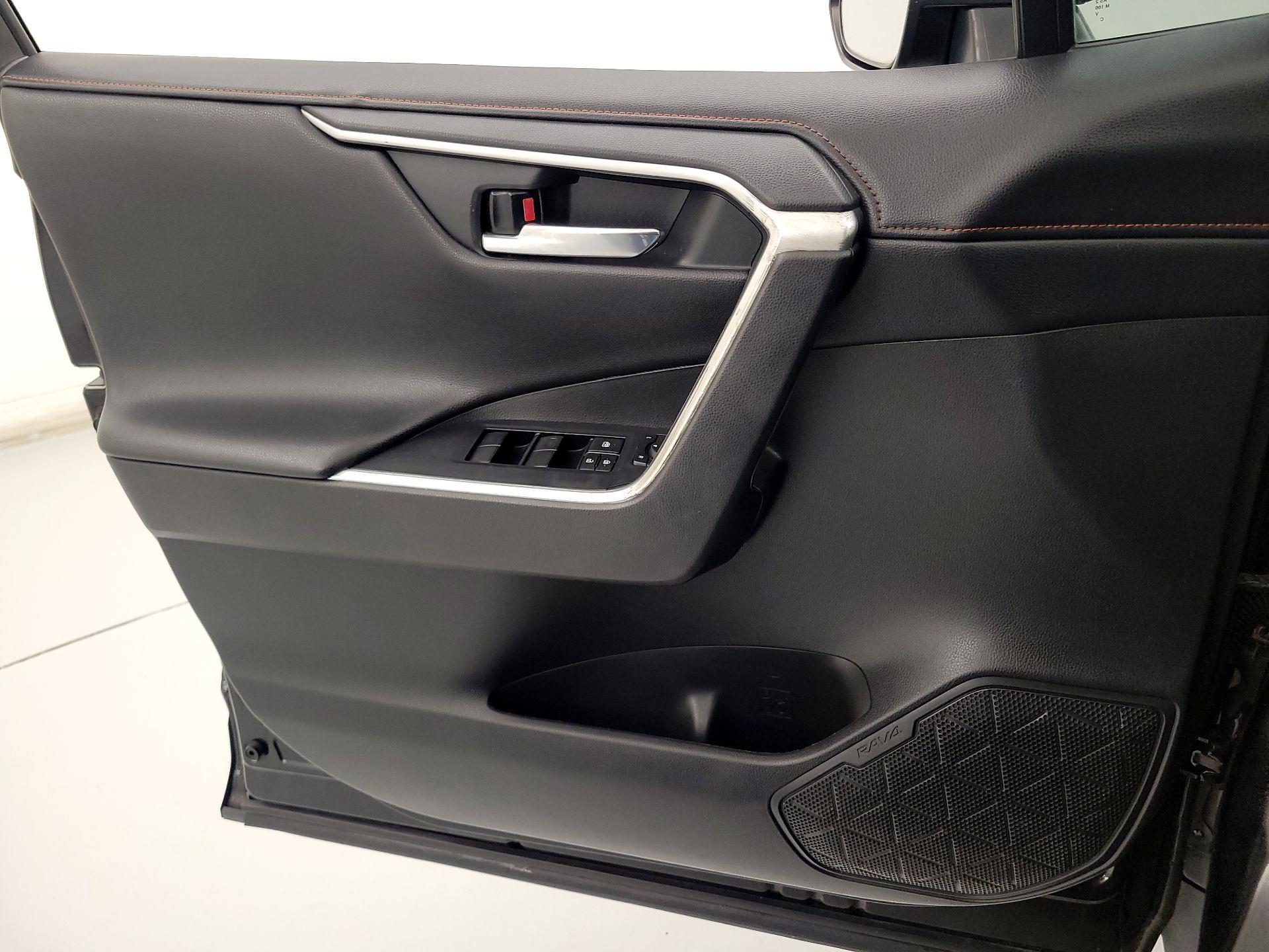 Thumbnail: 2020 Toyota RAV4 - 12