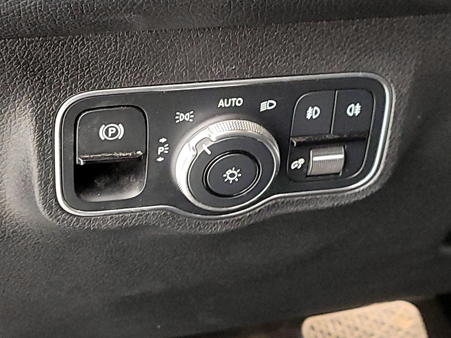 Thumbnail: 2022 Mercedes-Benz GLB - 13