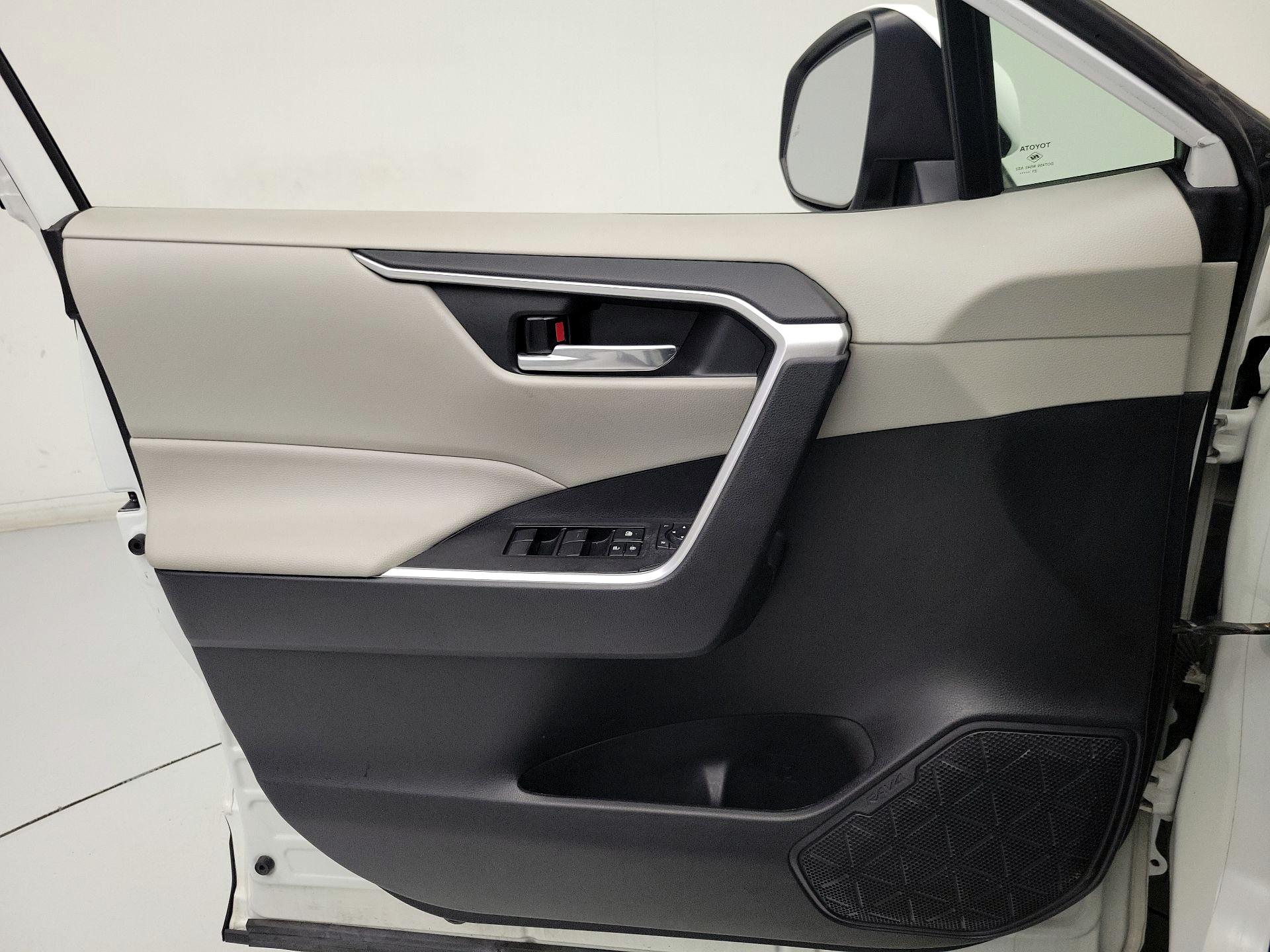 Thumbnail: 2021 Toyota RAV4 - 12