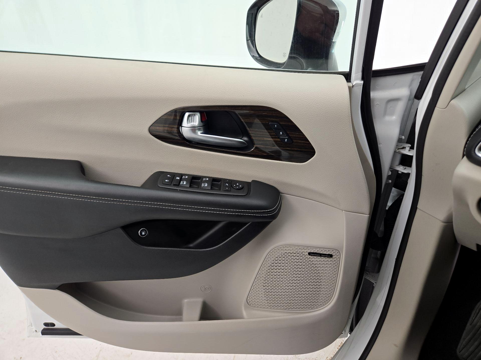 Thumbnail: 2023 Chrysler Pacifica - 12