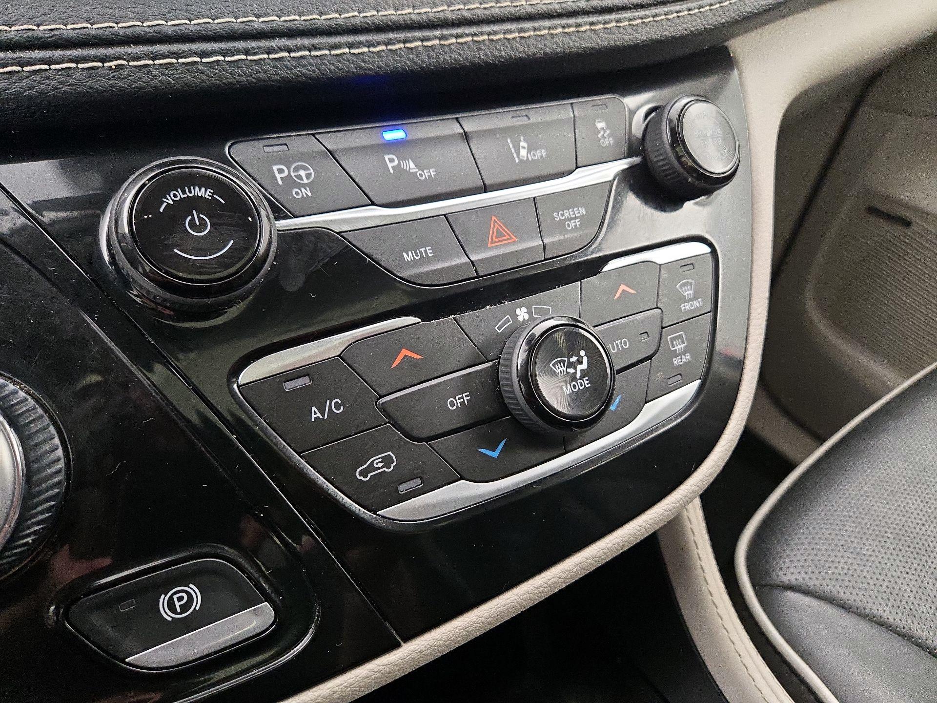 Thumbnail: 2023 Chrysler Pacifica - 17