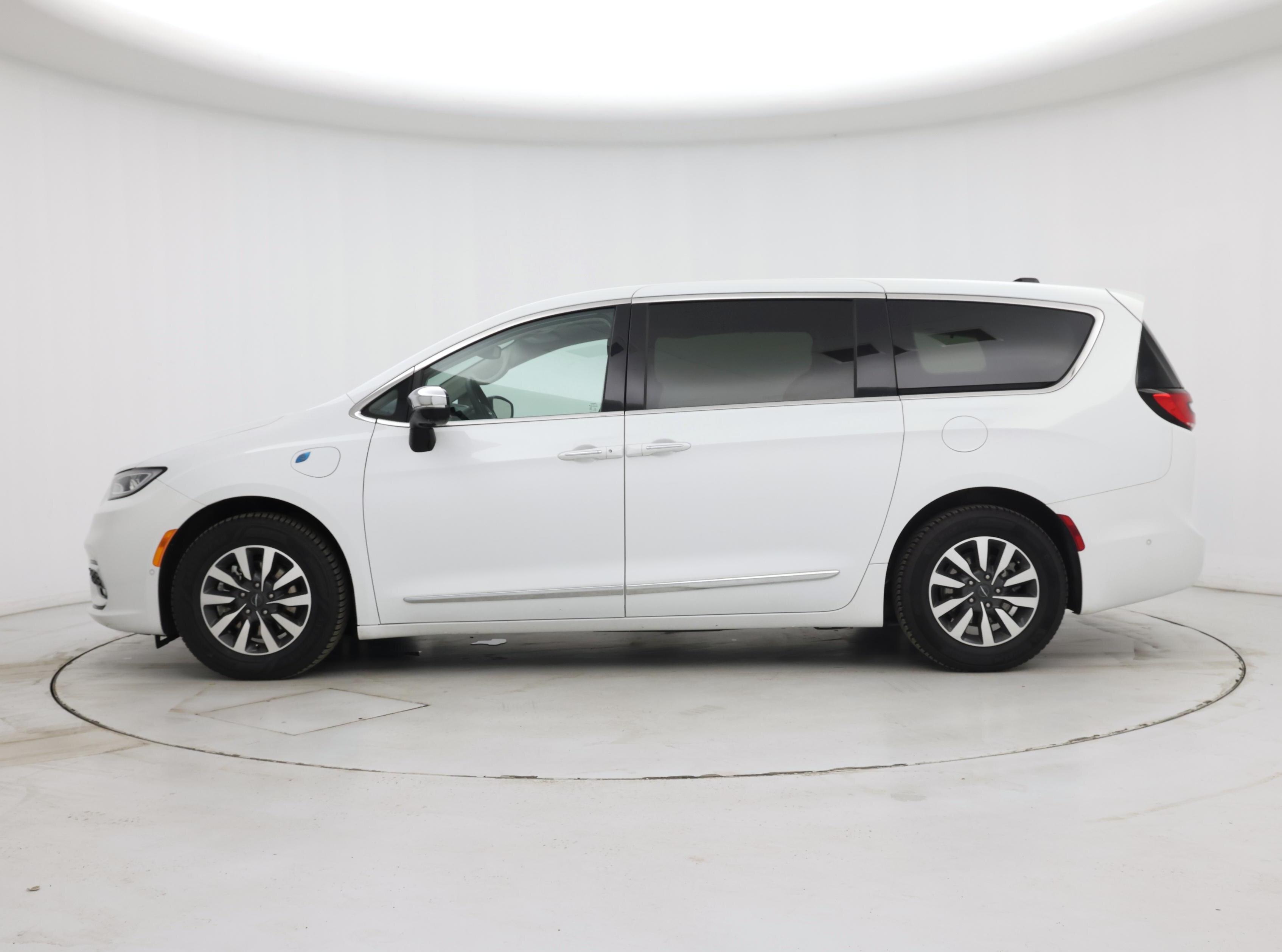 Thumbnail: 2023 Chrysler Pacifica - 3