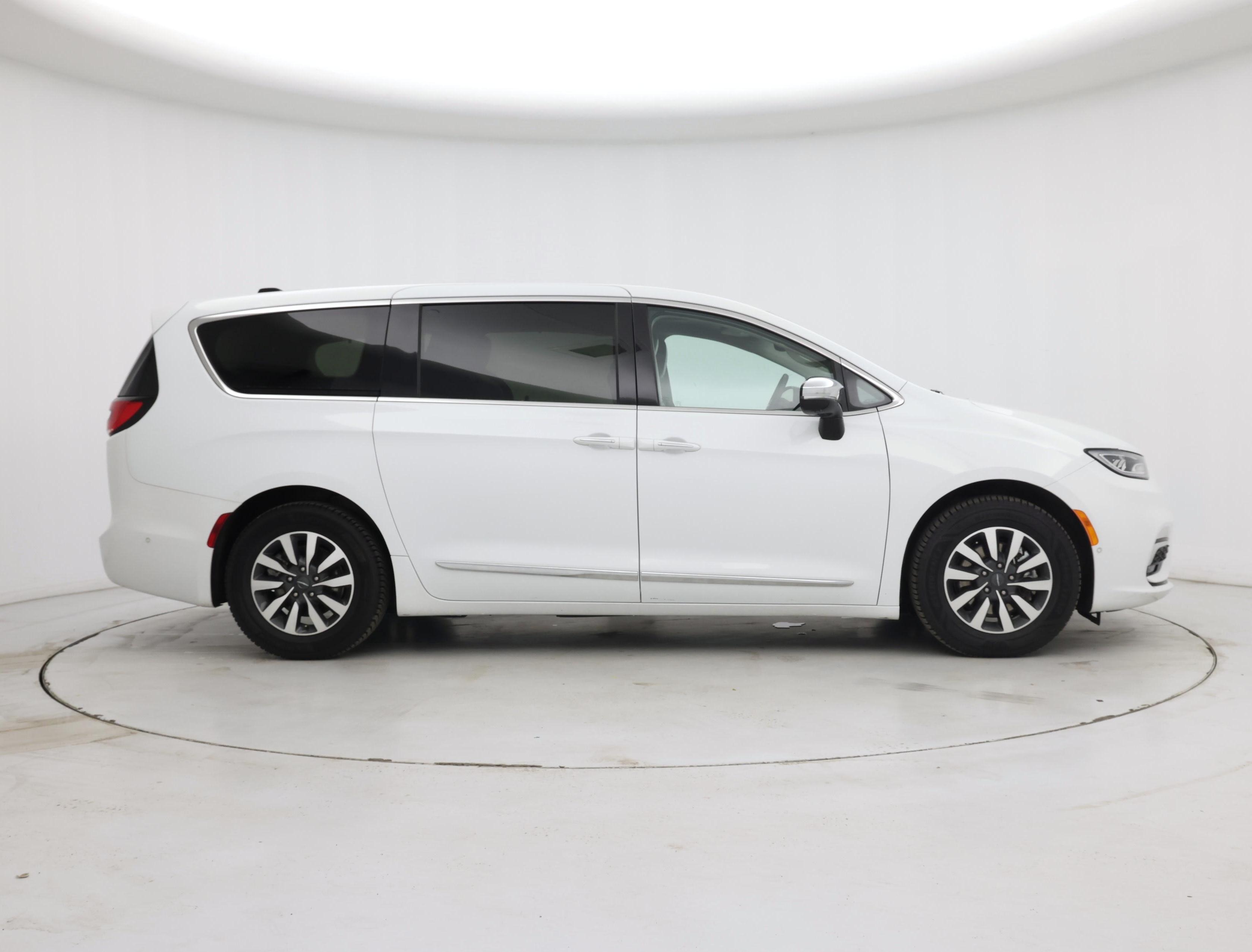 Thumbnail: 2023 Chrysler Pacifica - 7