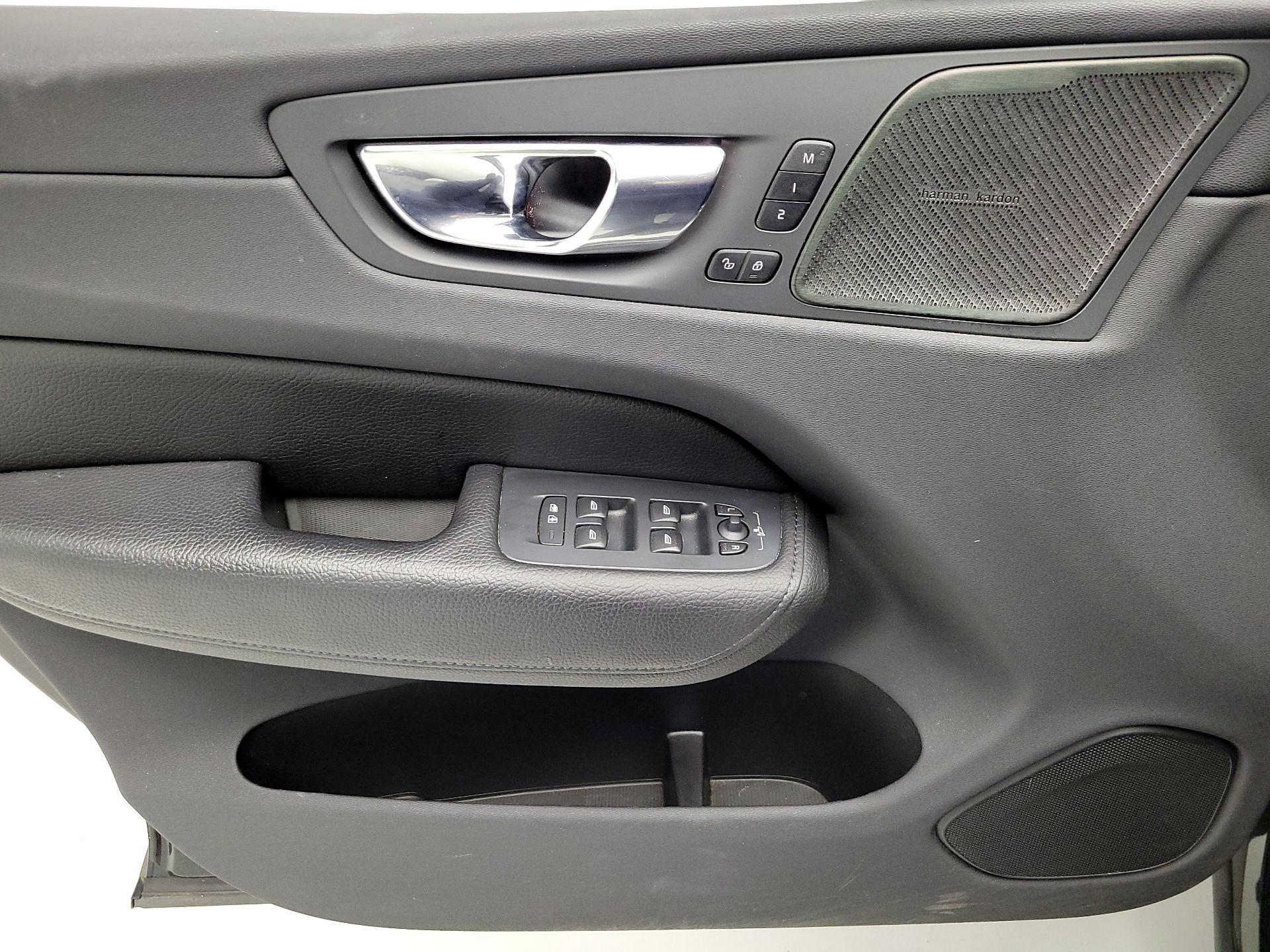 Thumbnail: 2019 Volvo XC60 - 12