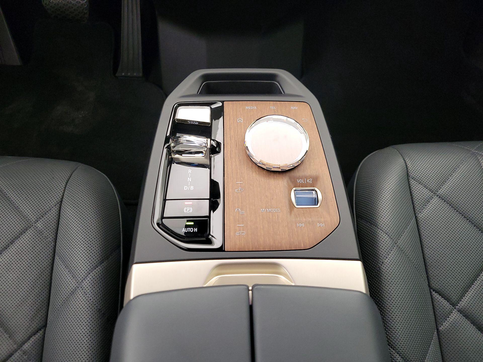 Thumbnail: 2022 BMW iX - 18