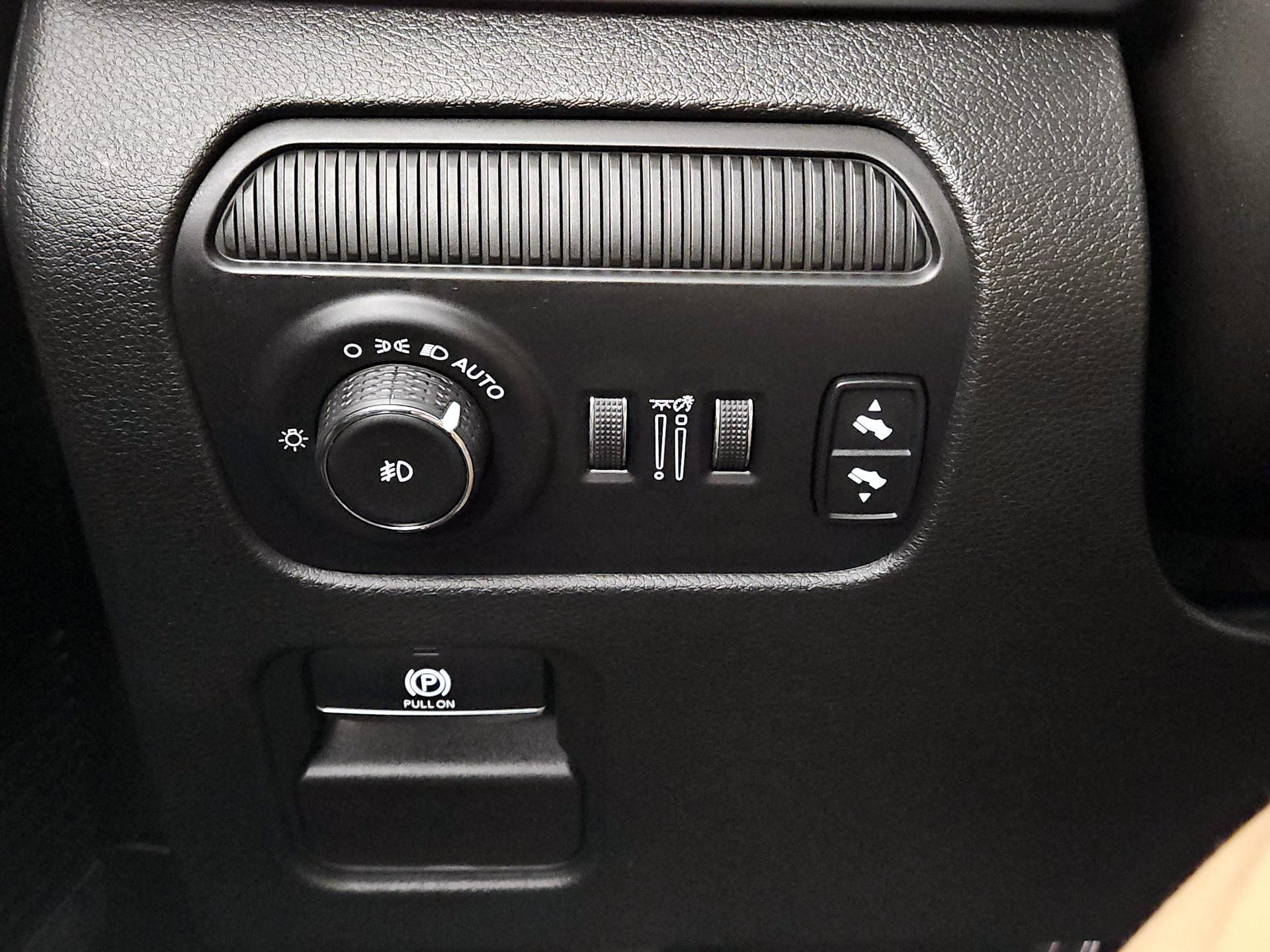 Thumbnail: 2022 Jeep Grand Wagoneer - 13