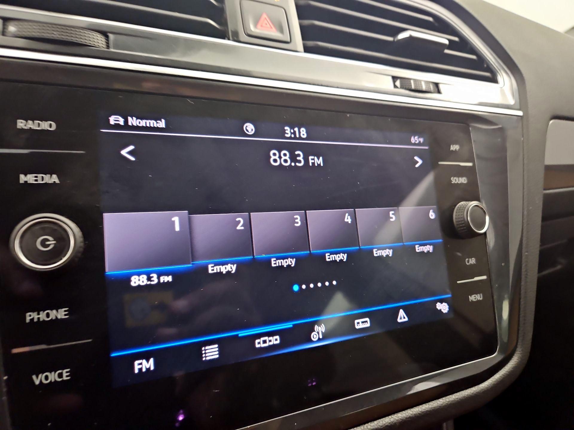 Thumbnail: 2023 Volkswagen Tiguan - 15