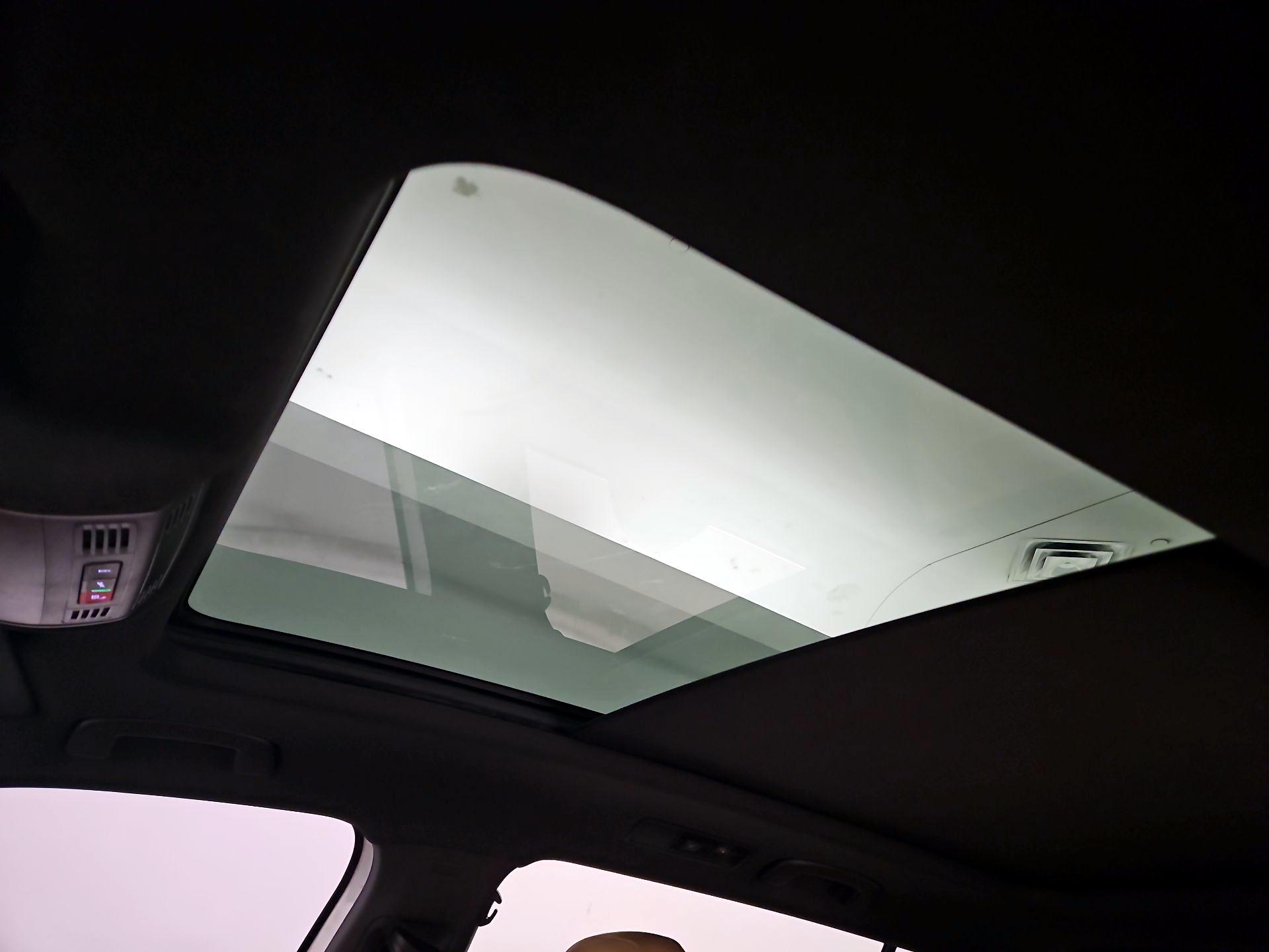 Thumbnail: 2023 Volkswagen Tiguan - 18