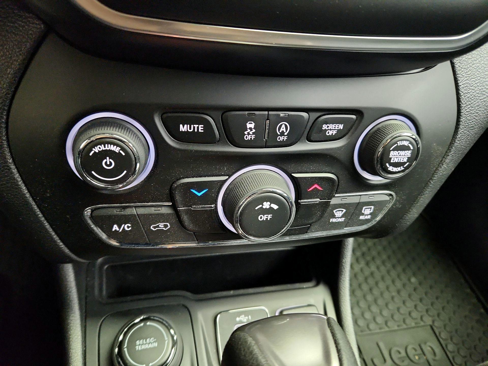 Thumbnail: 2020 Jeep Cherokee - 16