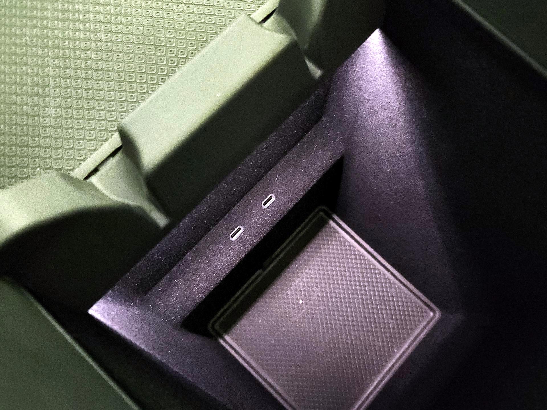 Thumbnail: 2024 Rivian R1S - 18