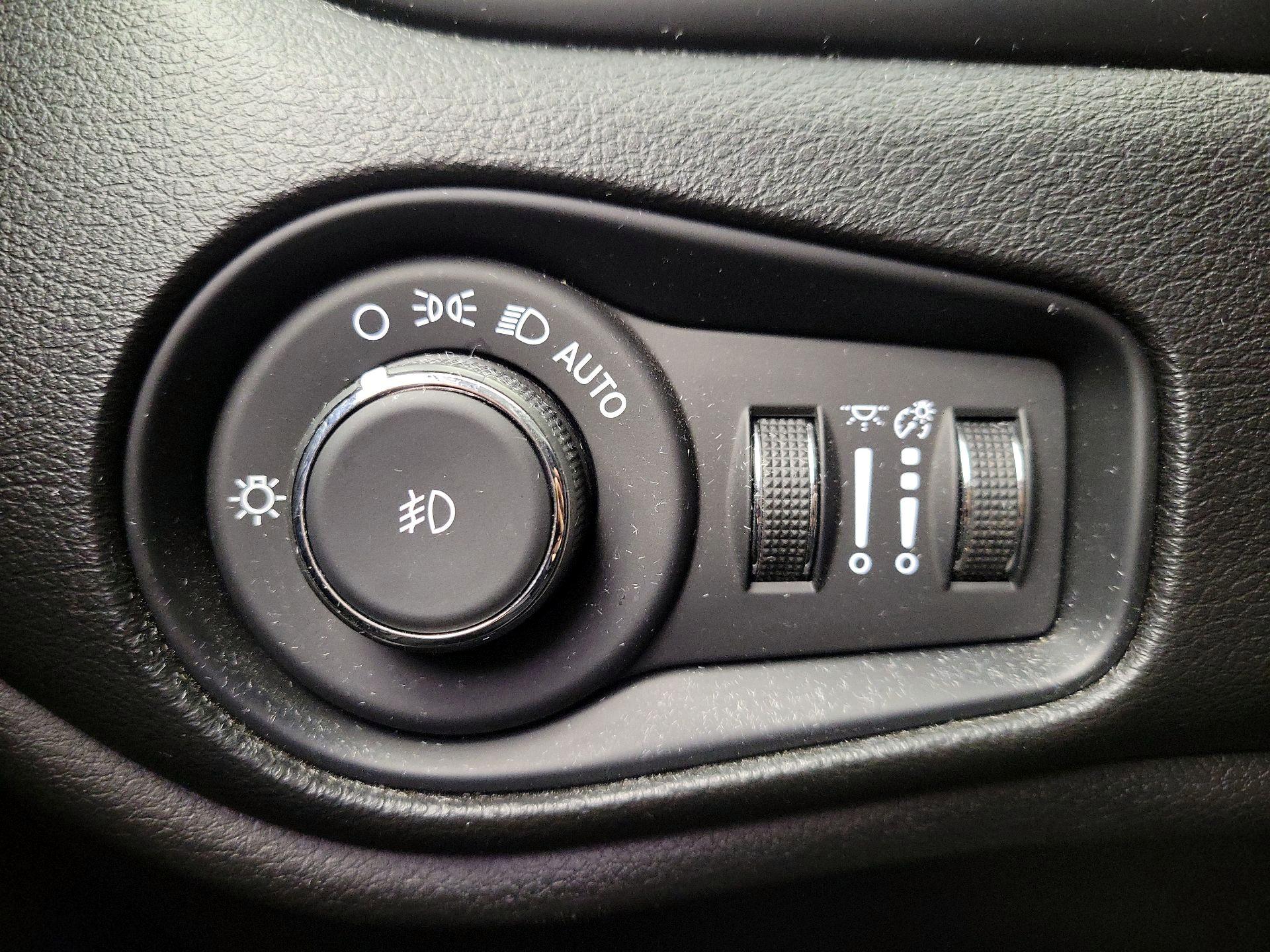 Thumbnail: 2021 Jeep Renegade - 13