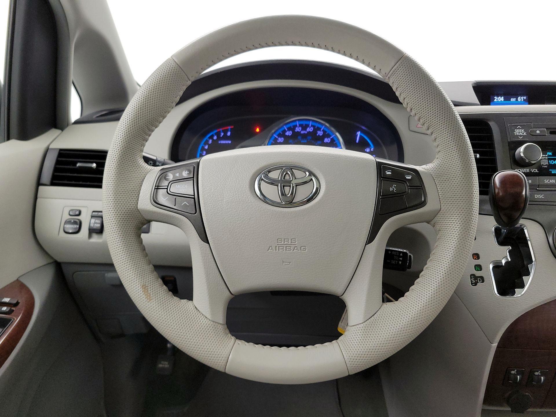Thumbnail: 2014 Toyota Sienna - 10