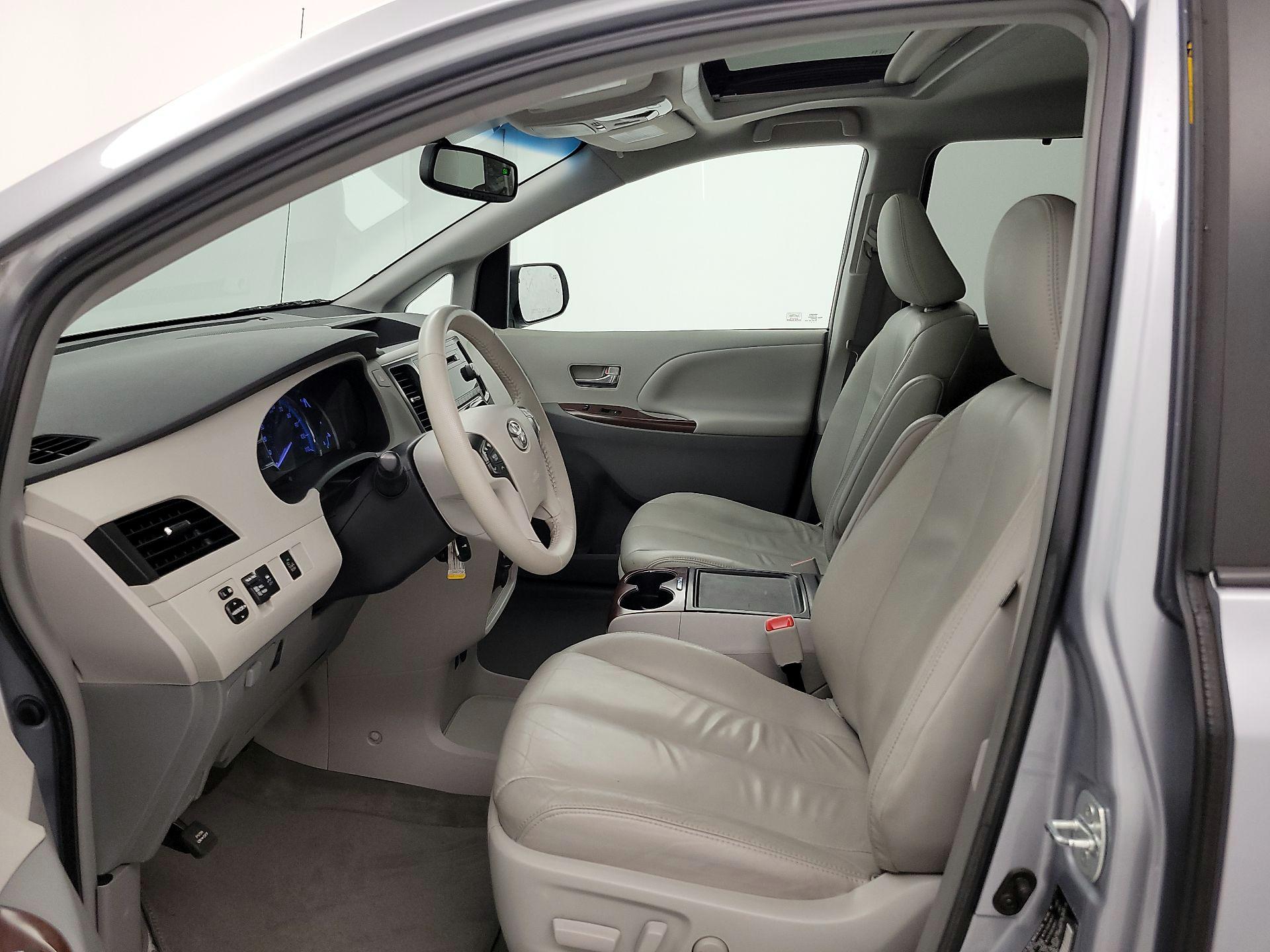 Thumbnail: 2014 Toyota Sienna - 11