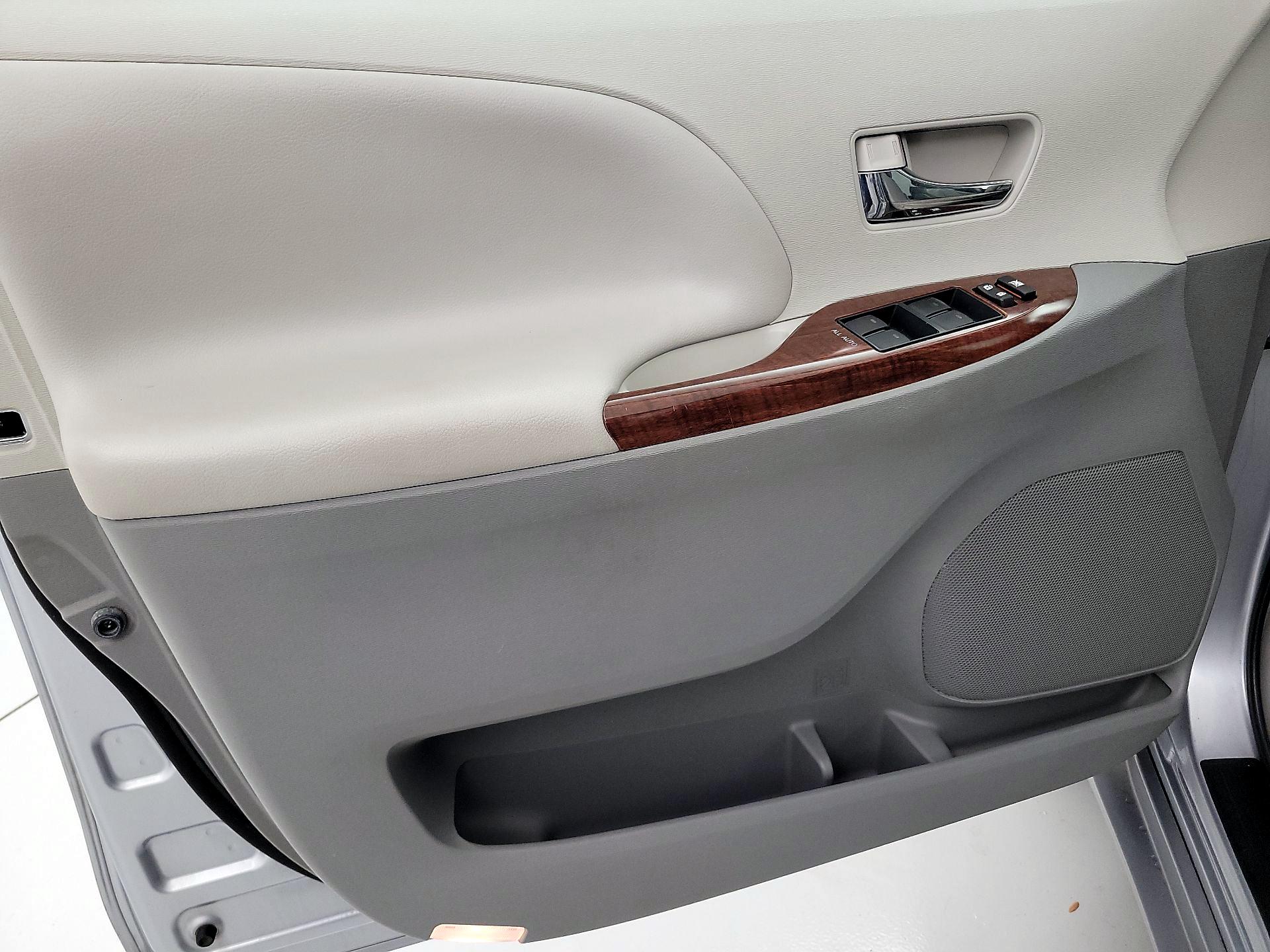 Thumbnail: 2014 Toyota Sienna - 12