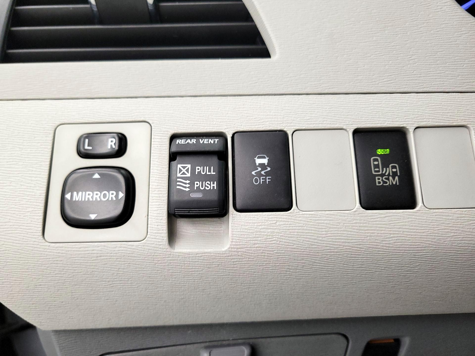 Thumbnail: 2014 Toyota Sienna - 13