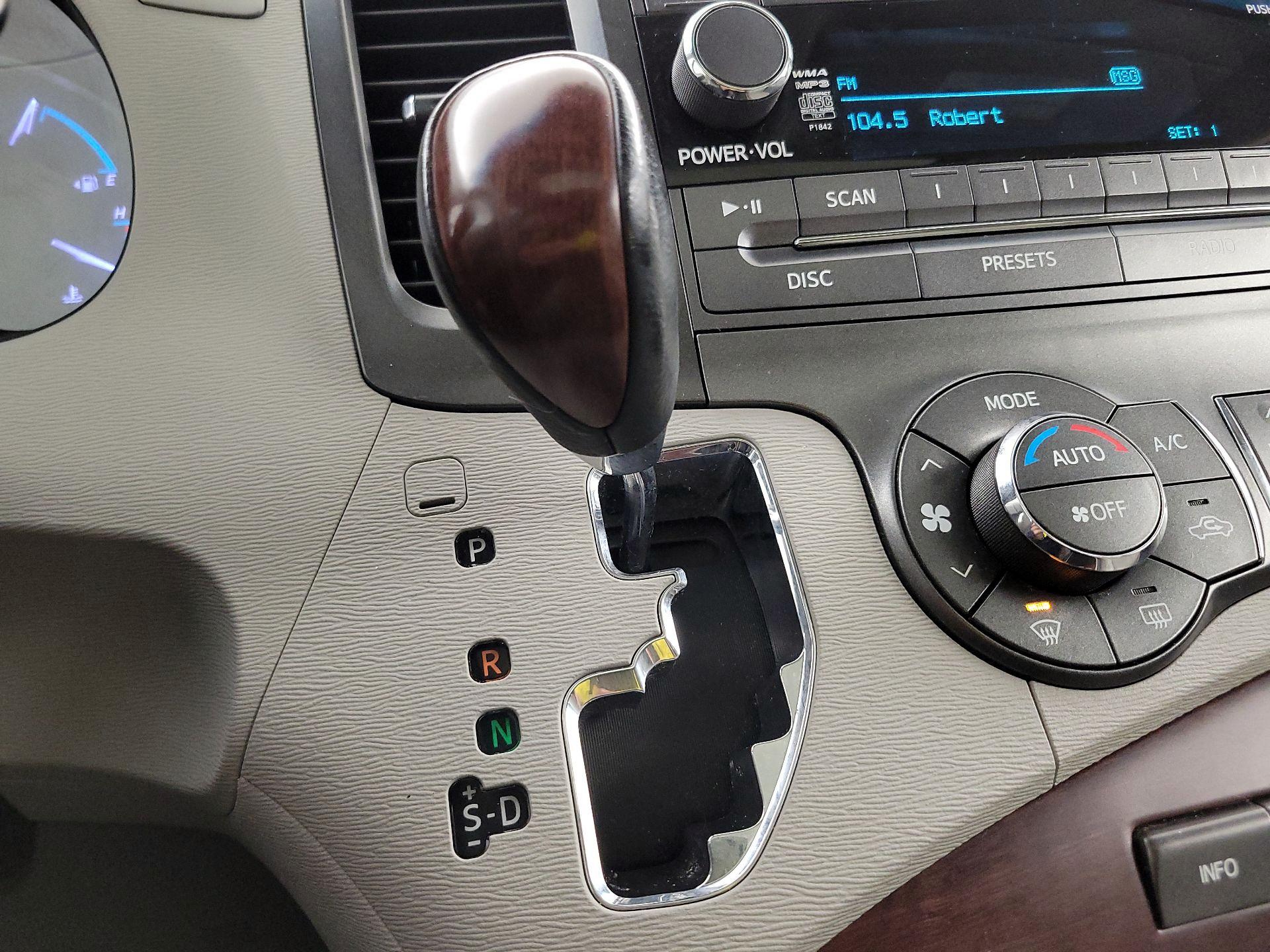 Thumbnail: 2014 Toyota Sienna - 17