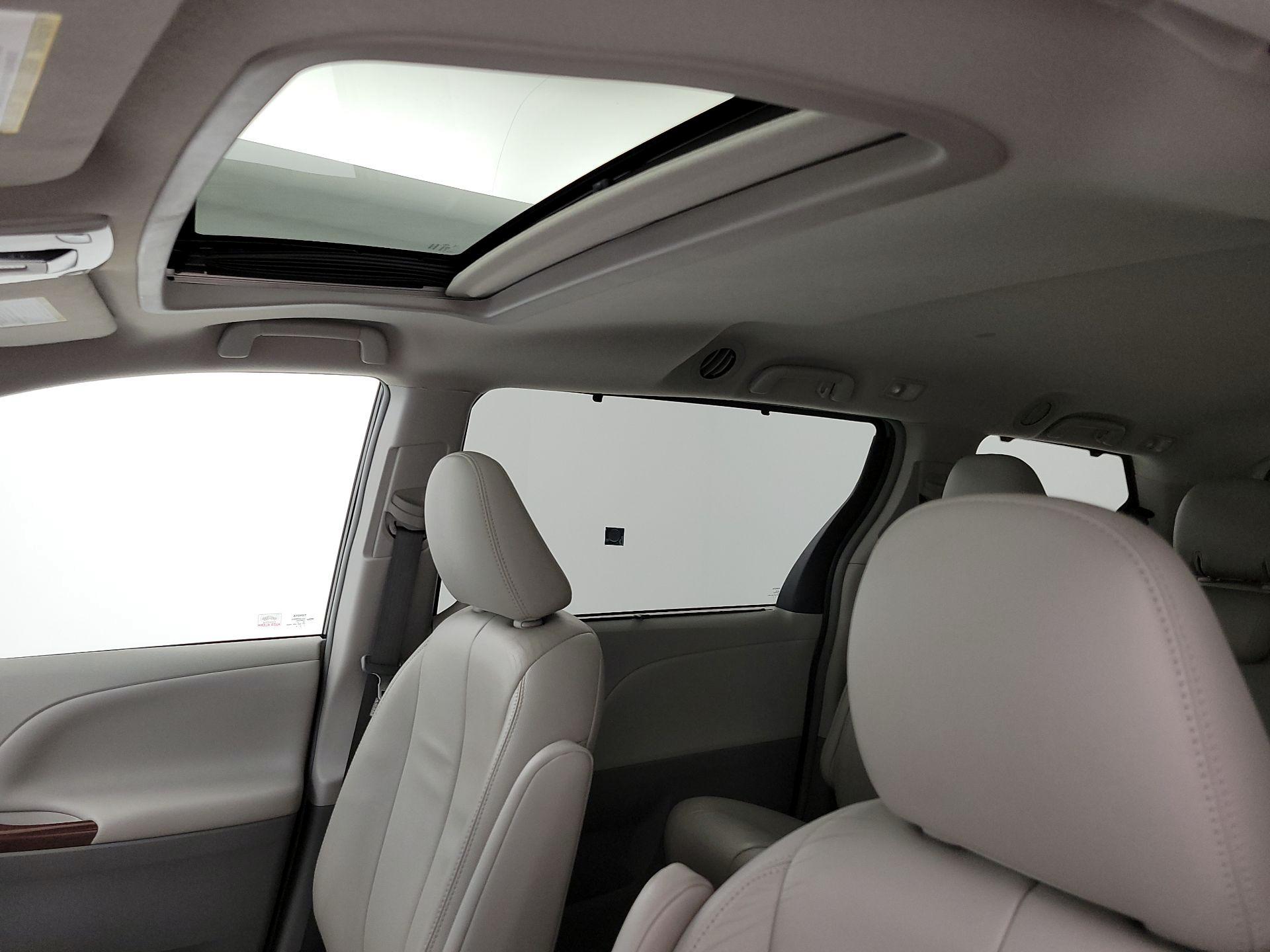 Thumbnail: 2014 Toyota Sienna - 18