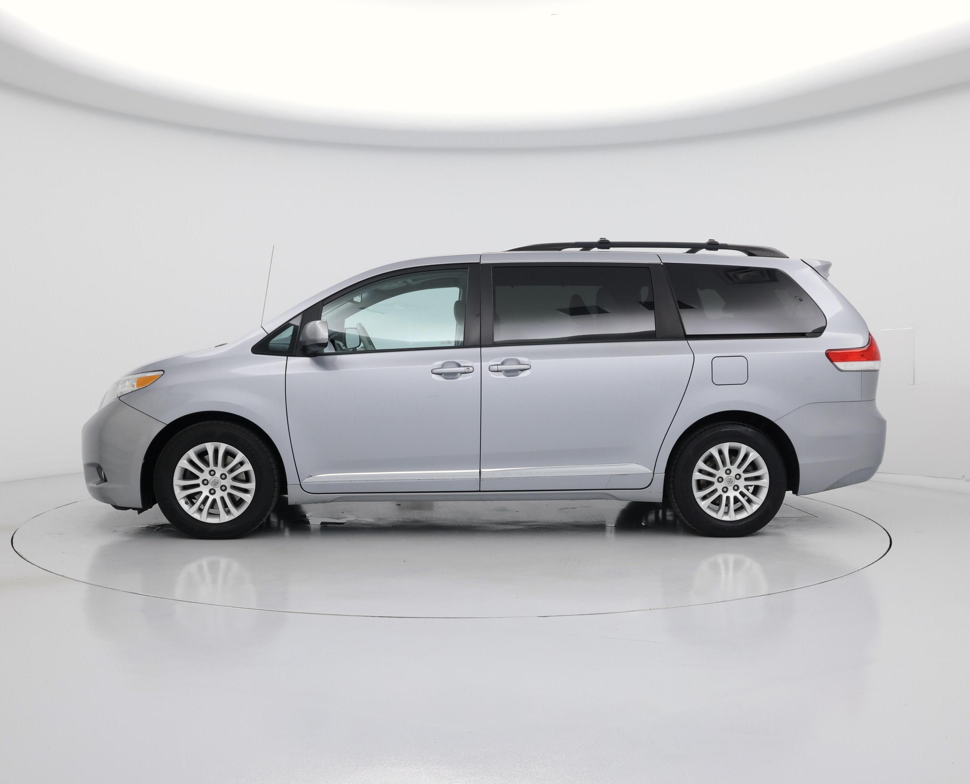Thumbnail: 2014 Toyota Sienna - 3