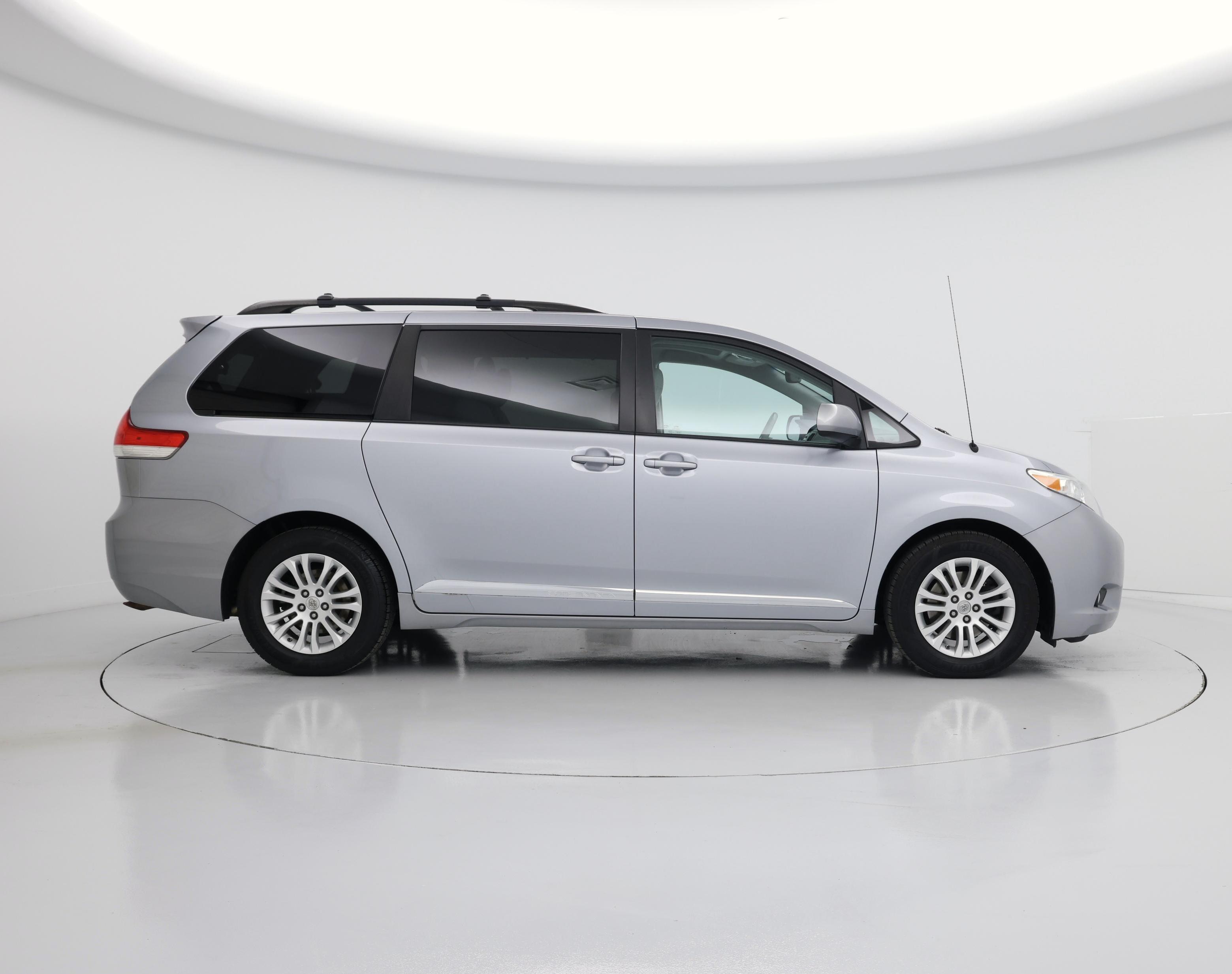 Thumbnail: 2014 Toyota Sienna - 7