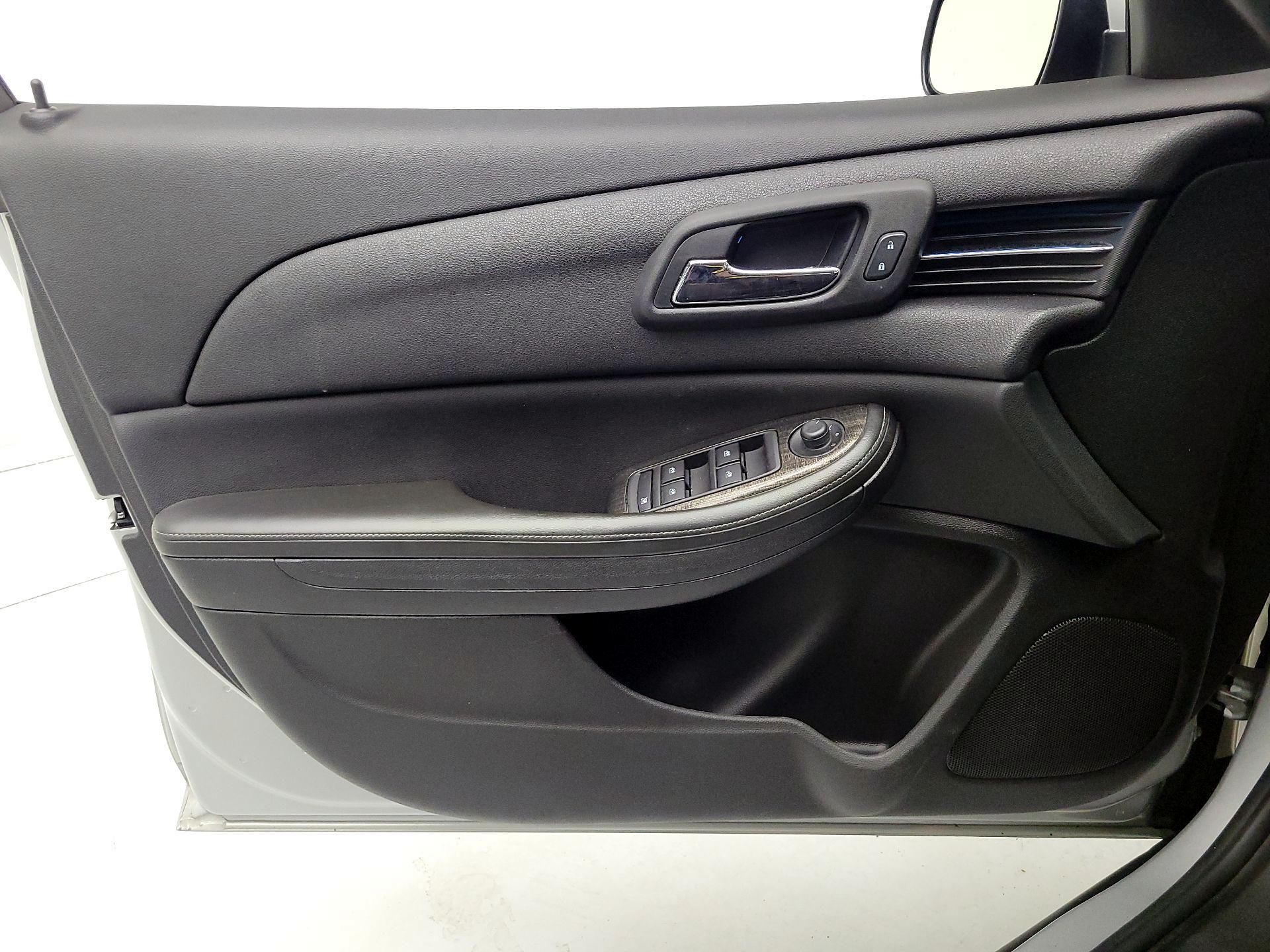 Thumbnail: 2016 Chevrolet Malibu - 12