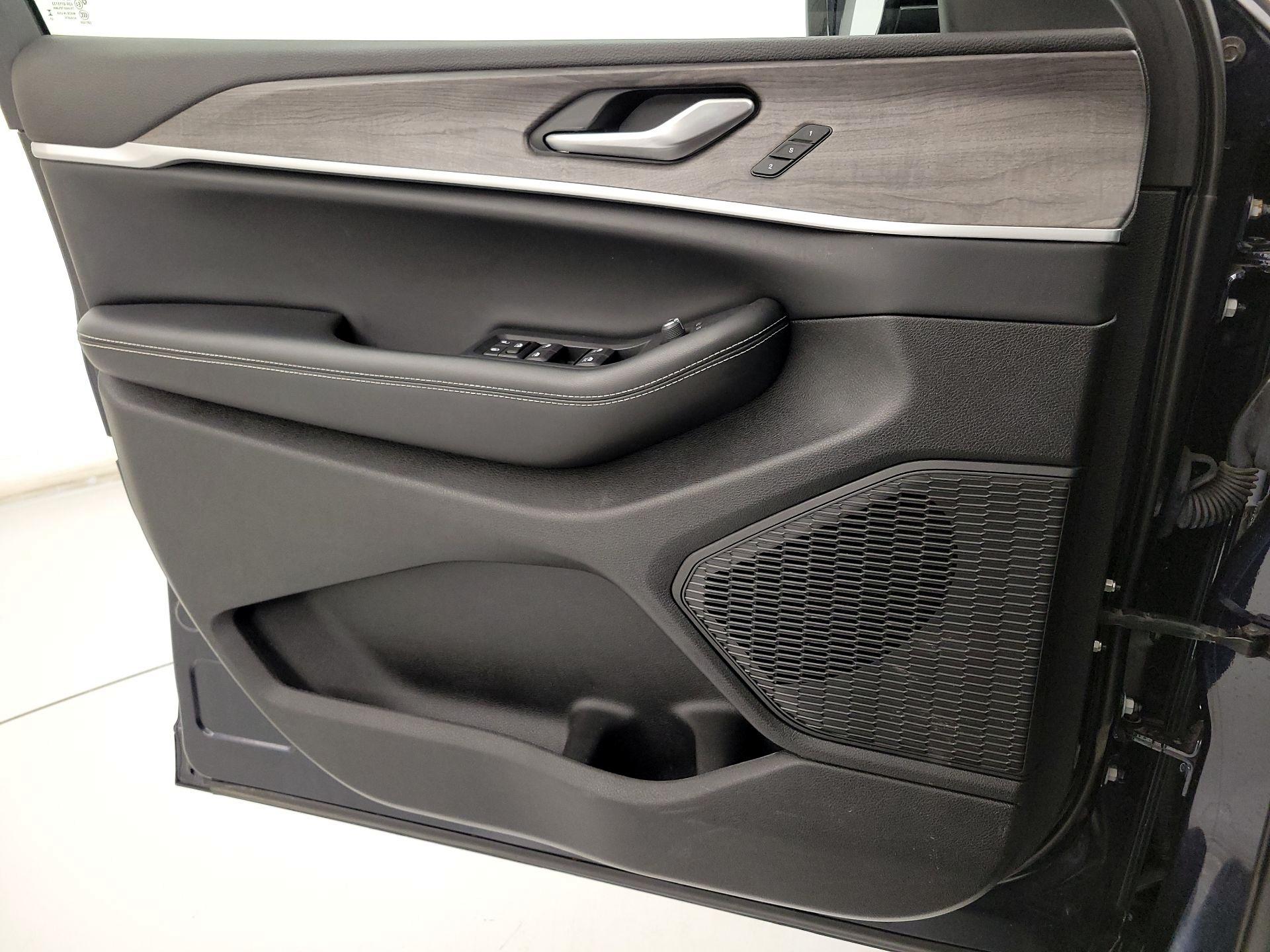 Thumbnail: 2023 Jeep Grand Cherokee - 12