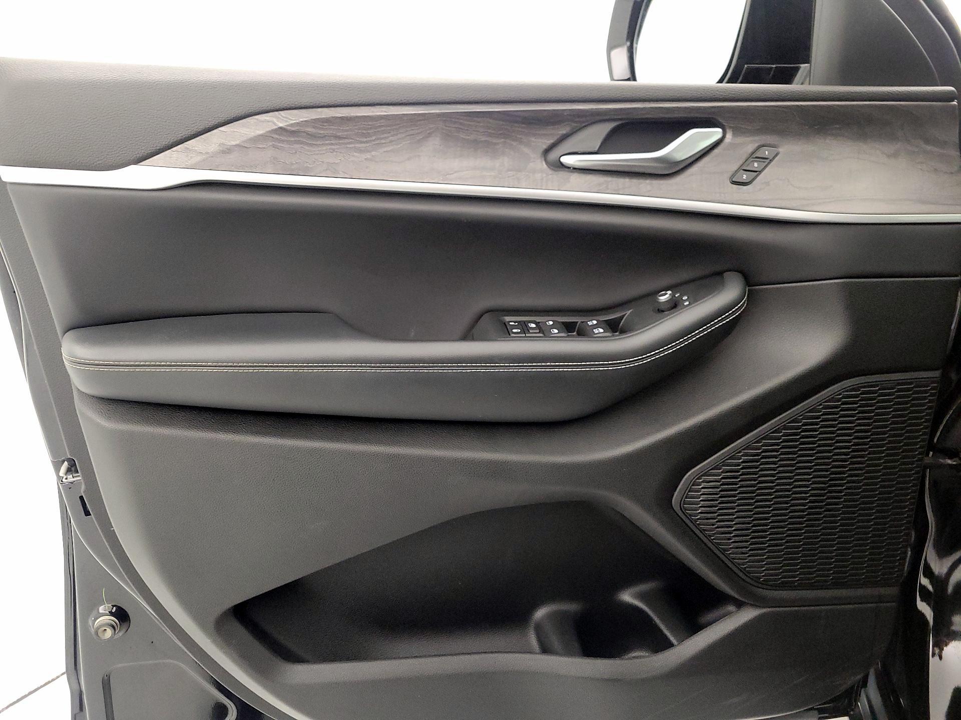 Thumbnail: 2023 Jeep Grand Cherokee - 12