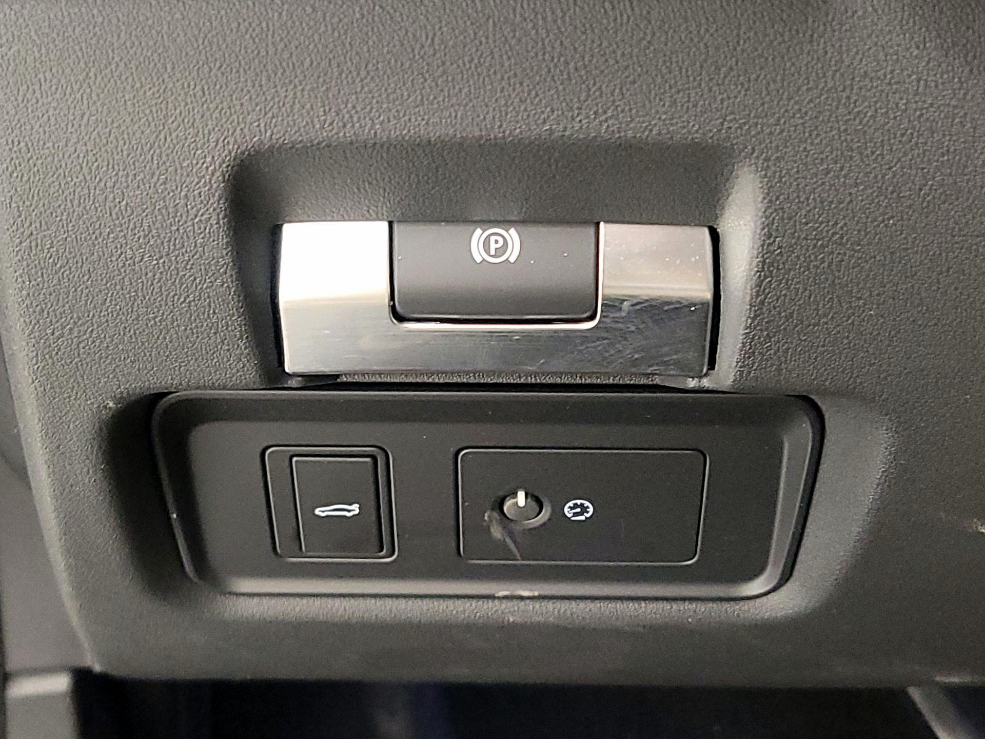 Thumbnail: 2020 Jaguar XE - 13