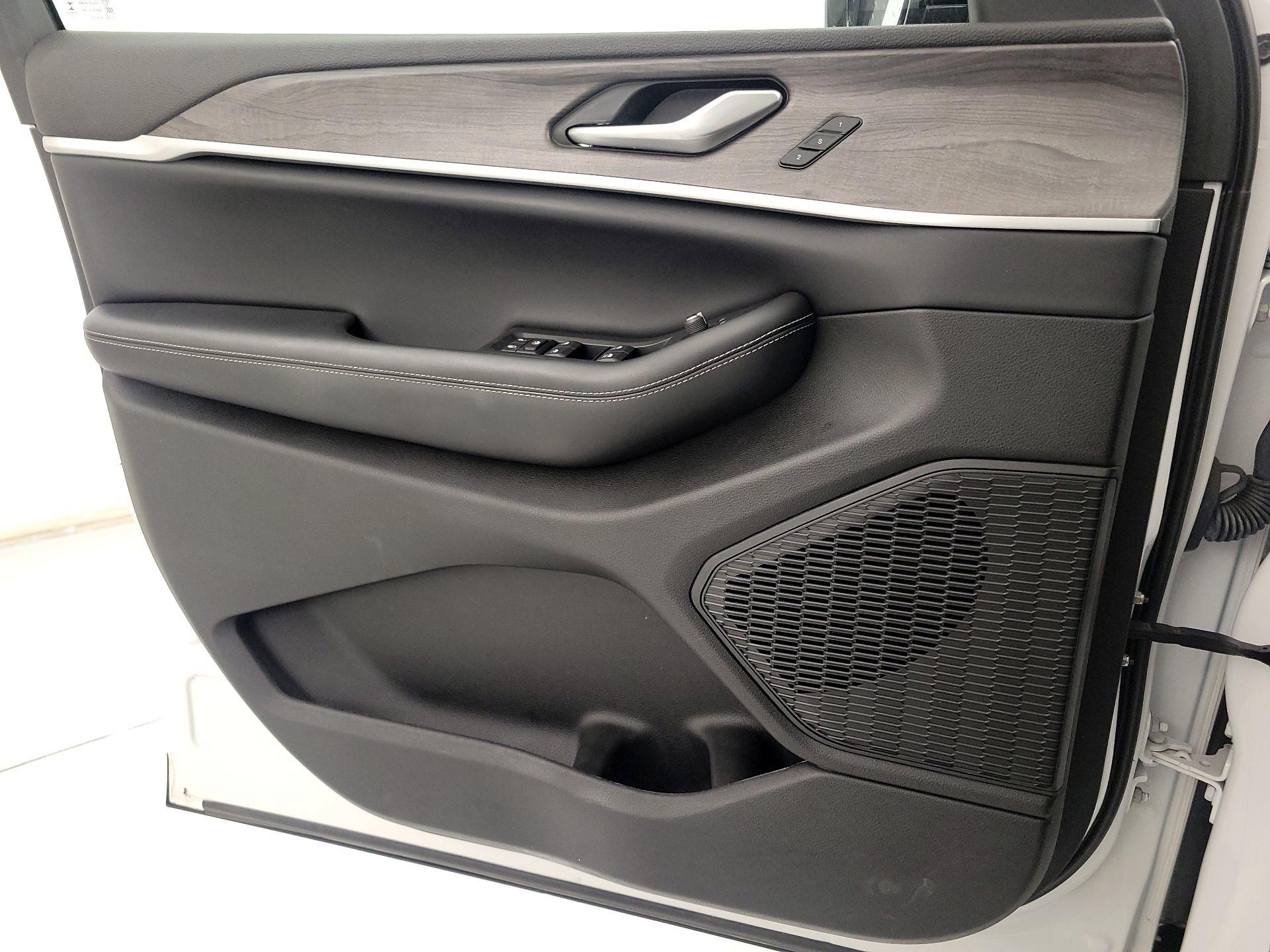 Thumbnail: 2023 Jeep Grand Cherokee - 12