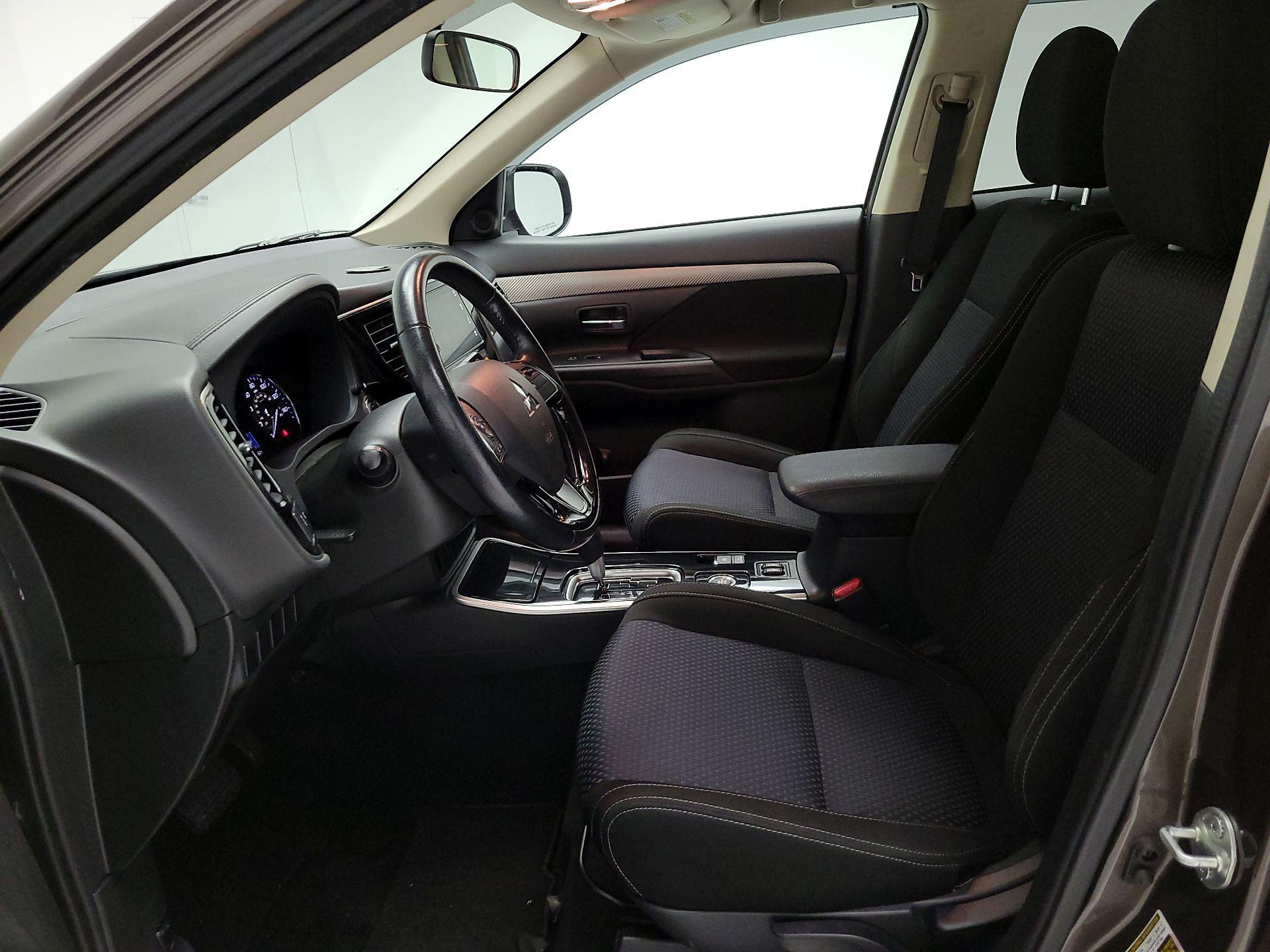 Thumbnail: 2017 Mitsubishi Outlander - 11