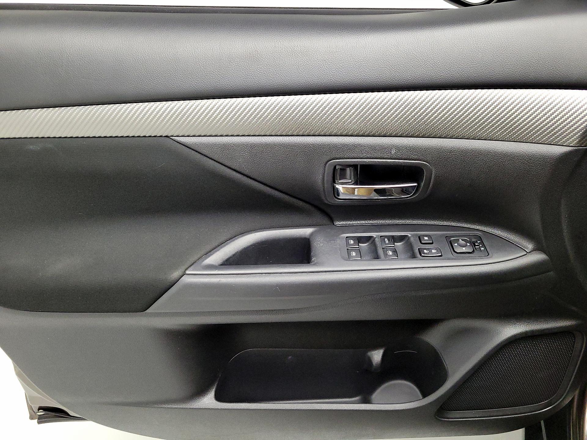 Thumbnail: 2017 Mitsubishi Outlander - 12