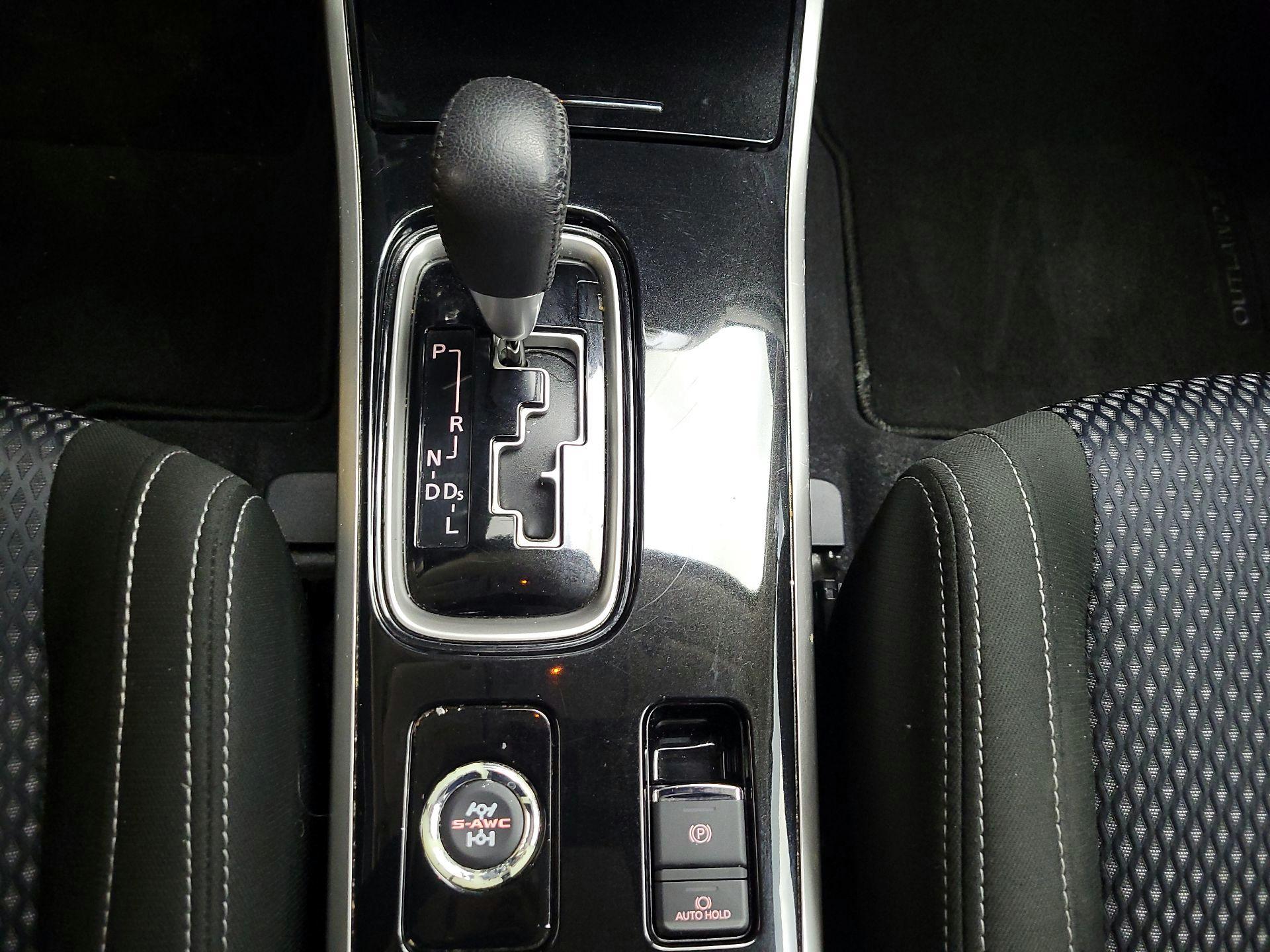 Thumbnail: 2017 Mitsubishi Outlander - 16