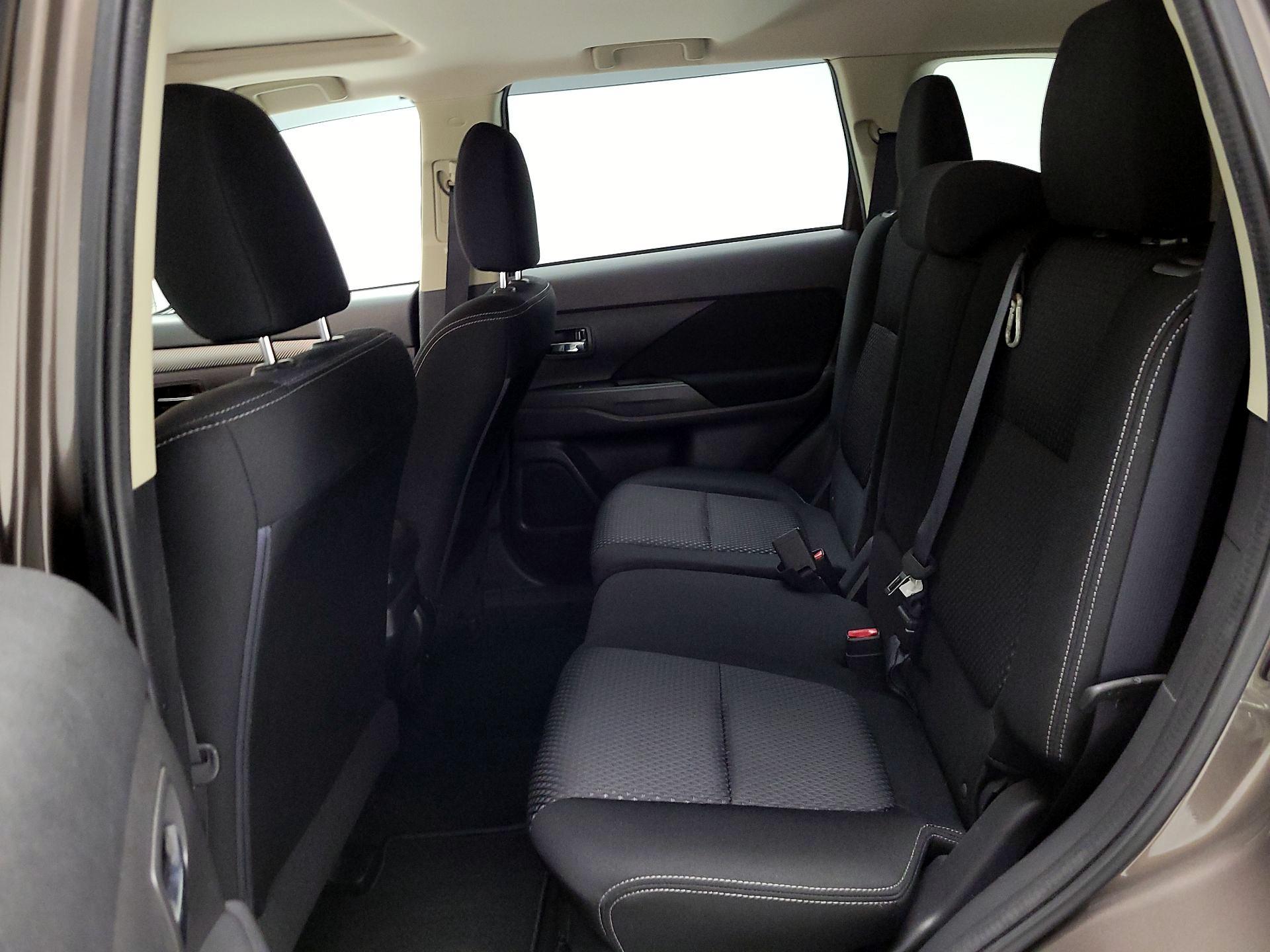 Thumbnail: 2017 Mitsubishi Outlander - 18