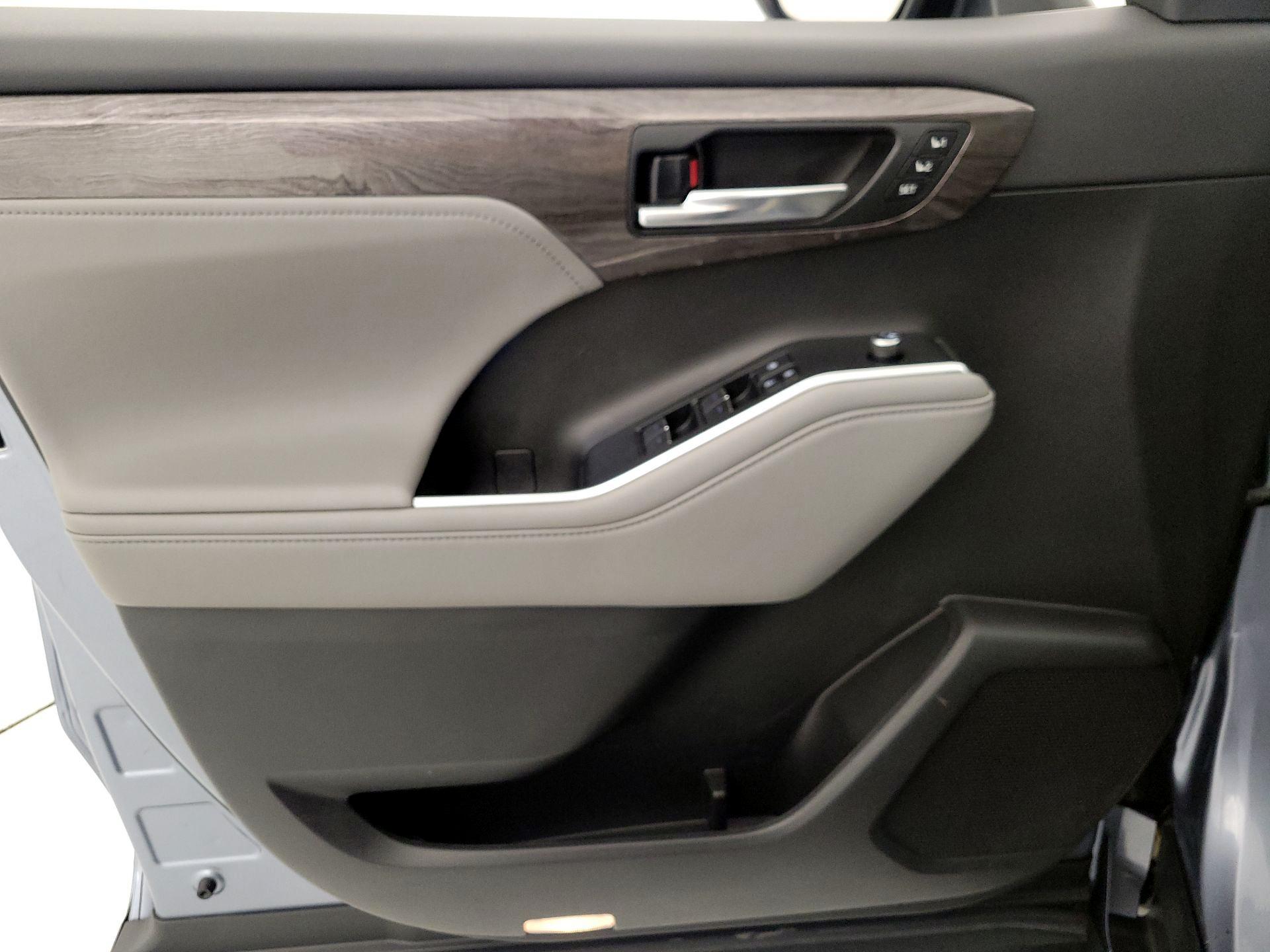 Thumbnail: 2022 Toyota Highlander - 12