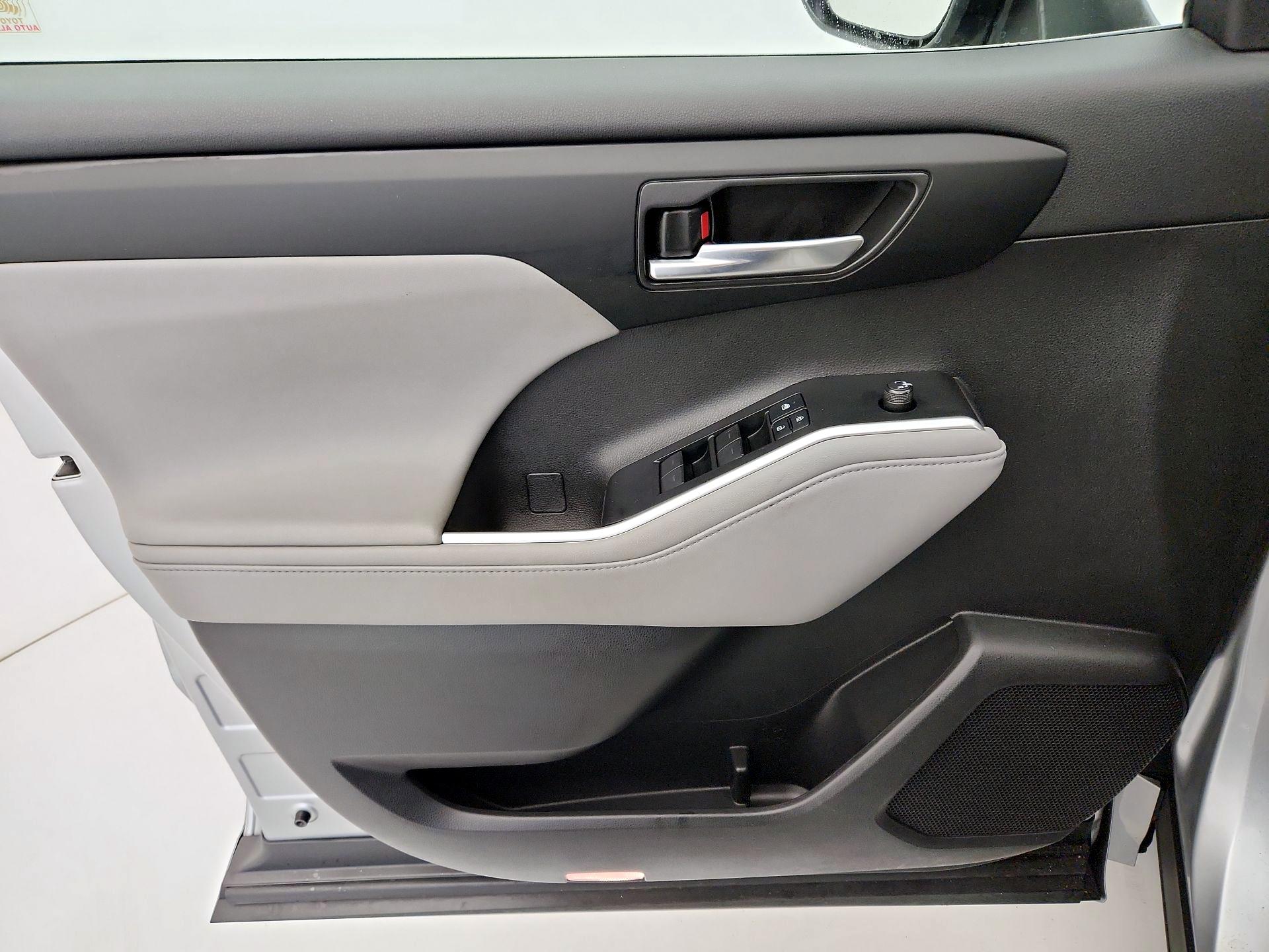 Thumbnail: 2020 Toyota Highlander - 12